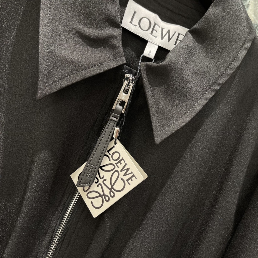 罗意威 26春季新款 褶皱夹克外套 采用100%羊毛，柔软又保暖 秋冬穿超合适!短款宽松版型+翻领拉链 