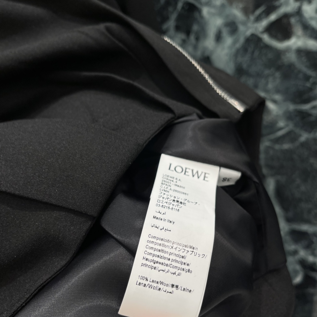 罗意威 26春季新款 褶皱夹克外套 采用100%羊毛，柔软又保暖 秋冬穿超合适!短款宽松版型+翻领拉链 