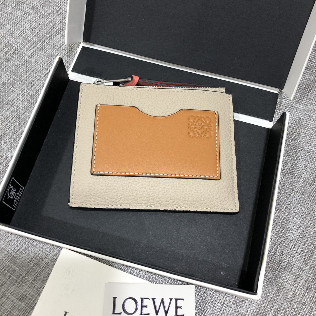 NO:718237,Zippered thin card holder made of piqué calfskin, classic plain calfskin inside, 6 card slots on the outside, zipper pocket for change, model number 3732, size 12*9.5, Loewe wallet, loewe, wallets, cowhide19860909拉链薄款小卡包 选用珠地小牛皮, 内里经典平纹小牛皮, 外侧6 个卡位, 拉链口袋可放零钱, 款号3732 尺寸 12*9.5,罗意威钱包,loewe,wallets,cowhide,欧美剧