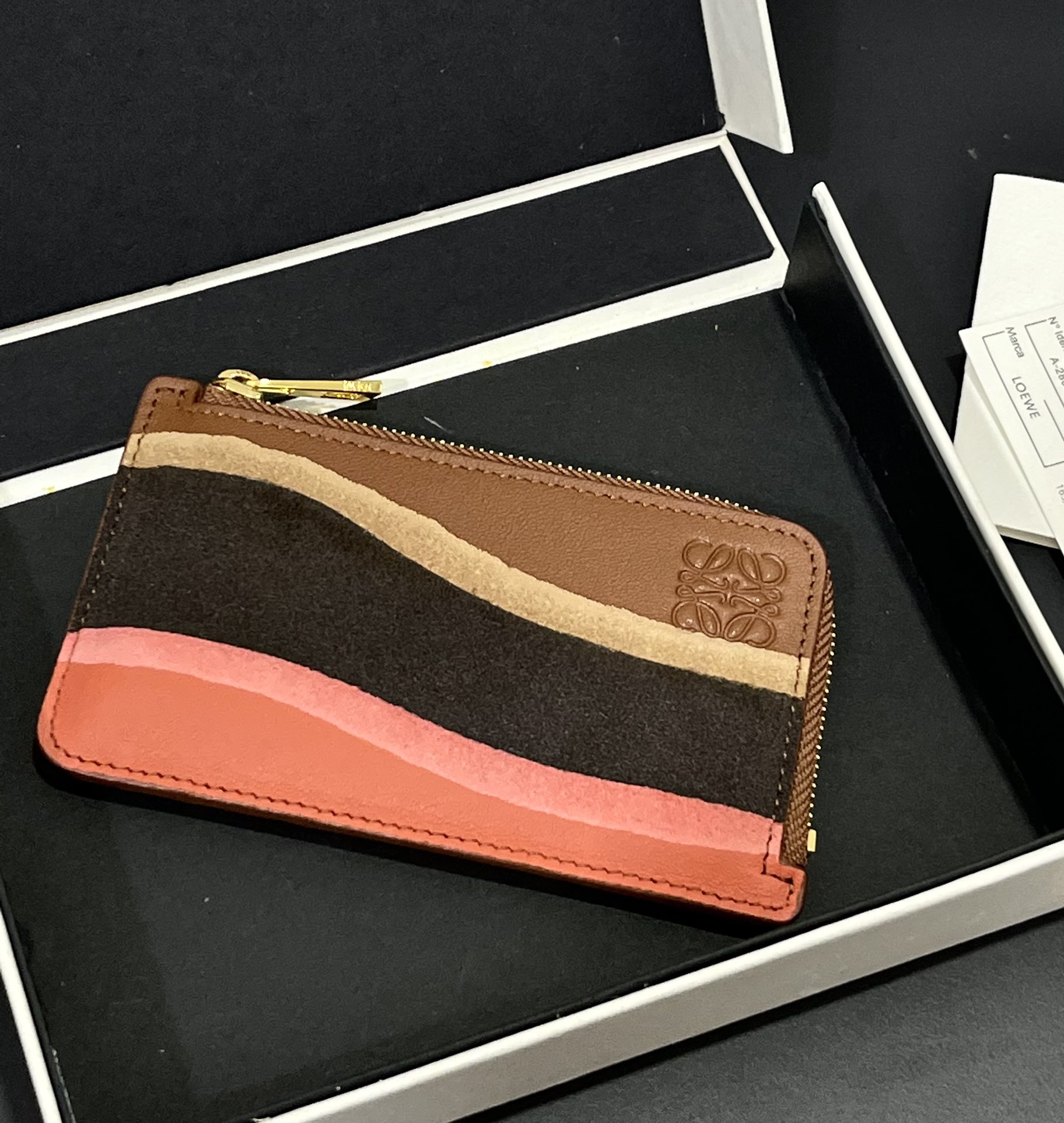 NO:718240,Landscae spliced ​​zipper card holder is made of calfskin and suede. This card holder is made by thinning, layering and laminating different leathers through complicated manufacturing processes. Four card slots and a zipper compartment. Style No. 3816. Please note that the curvature position of the splicing of the leather will be different, and there will be rubber bands or scars. Each one is unique, so please don’t disturb me if you mind!  ,Loewe wallet,loewe,wallets,cowhide,chamois leather19860909Landscae拼接拉链卡包 采用小牛皮拼绒面麂皮 此款卡包是将不同的皮经过铲皮削薄 层叠 压合等复杂制作工序. 四个卡位和一个拉链隔层 款号3816 注意铲皮拼接弧度位置会有所差异, 会皮筋或皮疤,每个都是独一无二的,介意者请勿扰！,罗意威钱包,loewe,wallets,cowhide,chamois leather,欧美剧