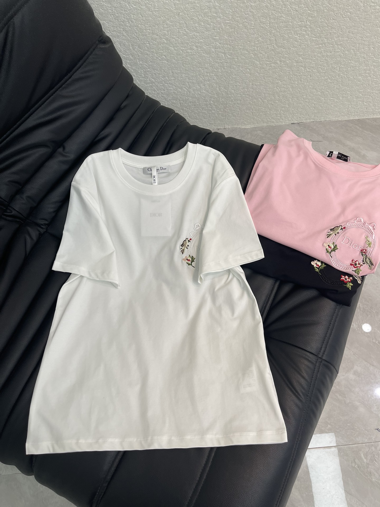 NO:736775,Dio*26 new spring and summer new bow embroidered flower and bird short-sleeved T-shirt. Pure cotton fabric. High-density fashionable sports style. Every daily wear. Playful and age-reducing design elements full of vitality. High quality. Sizes SML, dior, T-shirt, tees, t-shirt,19860909Dio*26春夏新款蝴蝶结刺绣花鸟短袖T恤 纯棉面料 高密度时髦运动风 每个日常的穿搭 俏皮减龄充满元气的设计元素 高品质 尺码SML,,dior,T-shirt,tees，t-shirt,,Women's clothing