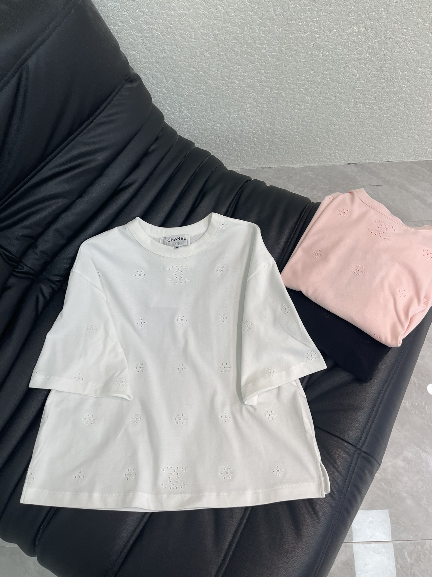 NO:736770,Chane*26 new positioning embroidered short T-shirt!  Customized twill cotton material, breathable and comfortable, full of texture, the whole body hollow embroidery breaks the monotony of solid colors, and the delicate embroidery work fully demonstrates the brand craftsmanship. The cotton fabric is soft and elastic, skin-friendly. Wearing it alone is a refreshing daily casual style, layered with a suit or denim jacket, it can unlock rich layers of tone, and it is a perfect basic item to wear!  White pink black 34-36-38,,chanel,jackets & coats,tees,t-shirt,business suit,19860909Chane*26新款定位缕空刺绣短款T恤！定制斜纹全棉材质,透气舒适,质感十足,通体镂空刺绣打破纯色单调,细腻的绣工尽显品牌工艺.全棉面料软弹亲肤,.单穿是清爽的日常休闲风,搭西装、牛仔外套叠穿,又能解锁层次丰富的腔调,妥妥的穿搭基础款神器！白粉黑34-36-38,,chanel,jackets & coats,tees，t-shirt,business suit,,Women's clothing