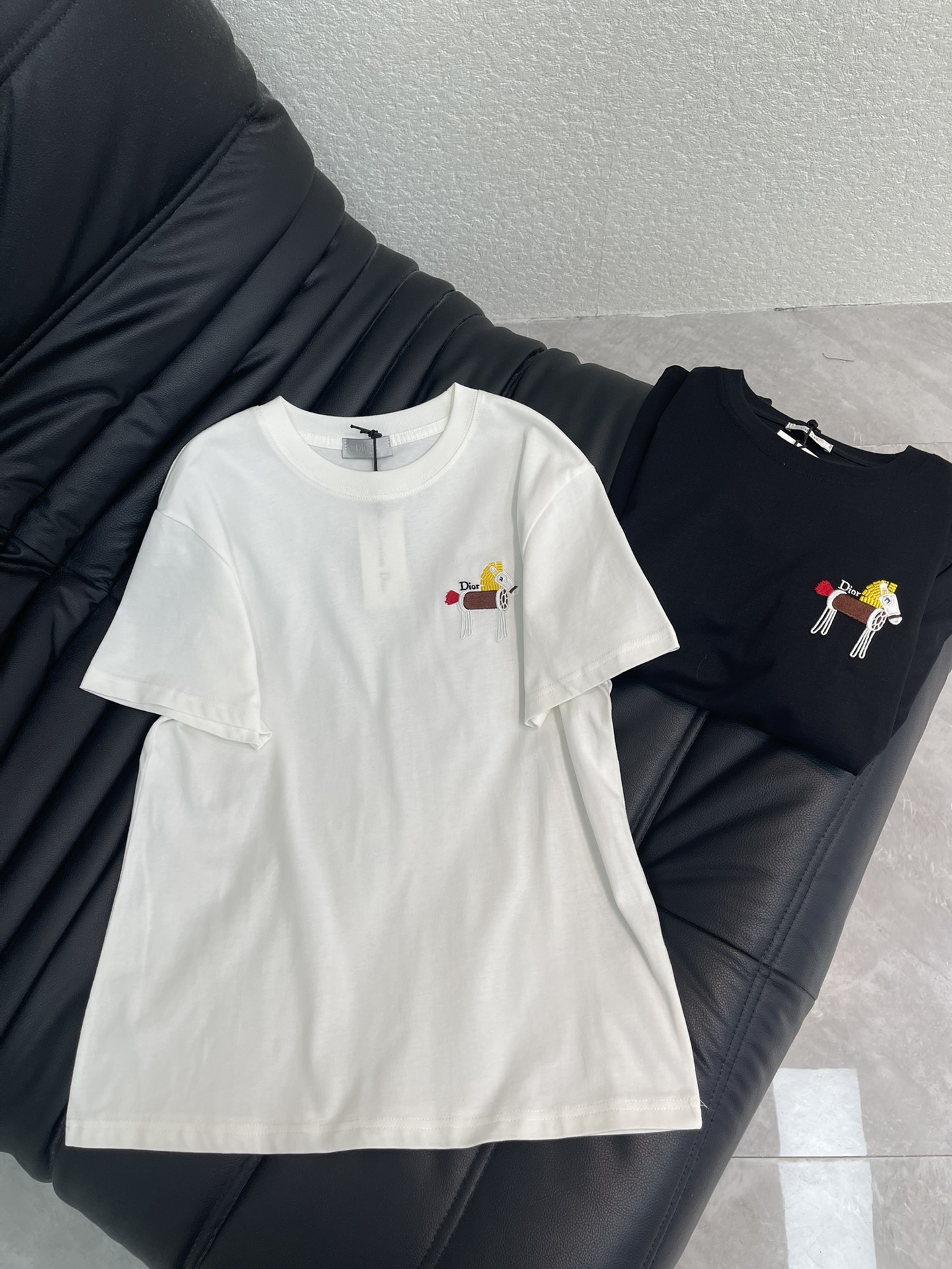 NO:735973,Dio*26 new spring and summer pony embroidered short-sleeved T-shirt. Pure cotton fabric. High-density fashionable sports style. Every daily wear. Playful and age-reducing design elements full of vitality. High quality. Sizes SML, dior, T-shirt, tees, t-shirt,19860909Dio*26春夏新款小马刺绣短袖T恤 纯棉面料 高密度时髦运动风 每个日常的穿搭 俏皮减龄充满元气的设计元素 高品质 尺码SML,,dior,T-shirt,tees，t-shirt,,Women's clothing