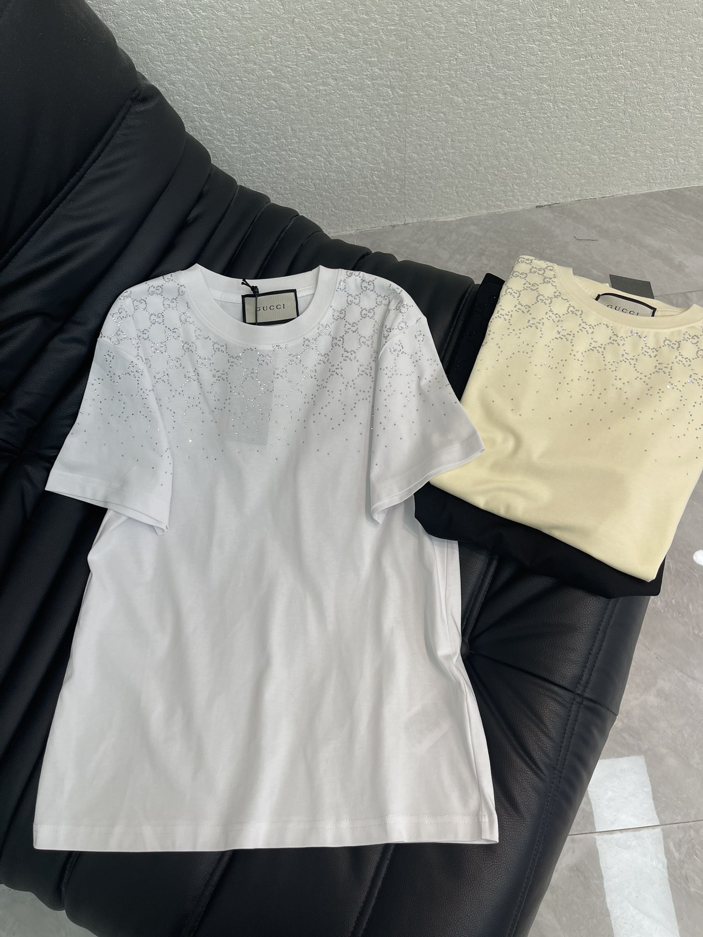 NO:735967,Gucc*26 new spring and summer new heavy industry full diamond small logo short-sleeved T-shirt on the front and back. Pure cotton fabric. High-density fashionable sports style. Every daily wear. Playful and age-reducing design elements full of vitality. High quality. Size SML A,, gucci, T-shirt, tees, t-shirt,19860909Gucc*26春夏新款重工前后满钻小logo短袖T恤 纯棉面料 高密度时髦运动风 每个日常的穿搭 俏皮减龄充满元气的设计元素 高品质 尺码SML A,,gucci,T-shirt,tees，t-shirt,,Women's clothing