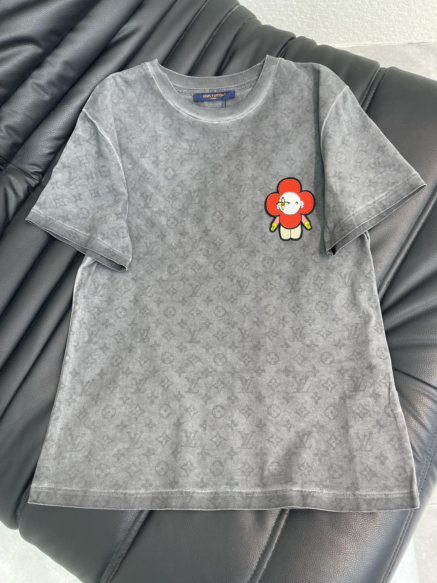 NO:735948,Louis Vuitto*26 new spring and summer sunflower toothbrush embroidered rivet printed short-sleeved T-shirt. Customized YB twill cotton material, high-end texture, comfortable and soft, round neck, loose short-sleeved version, all-over four-leaf clover letter style, staggered embellishments of willow decoration and collision, with reflection and refraction, creating a three-dimensional effect, more design sense, the neckline is decorated with threads, showing a high-end tonality, the version is not picky about body shape and age, and the wear is casual and fashionable. SML AA,, louis  vuitton,T-shirt,tees,t-shirt,19860909Louis Vuitto*26春夏新款太阳花牙刷绣铆钉印花短袖T恤.定制YB斜纹全棉材质,质感高级,舒适柔软,圆领宽松短袖版型,通体满铺四叶草字母风格,错位点缀柳丁装饰碰撞,随反光折射,打造立体效果,更具设计感,领口包边以螺纹修饰,彰显高级调性,版型不挑身材年龄,穿搭休闲时髦.SML AA,,louis vuitton,T-shirt,tees，t-shirt,,Women's clothing