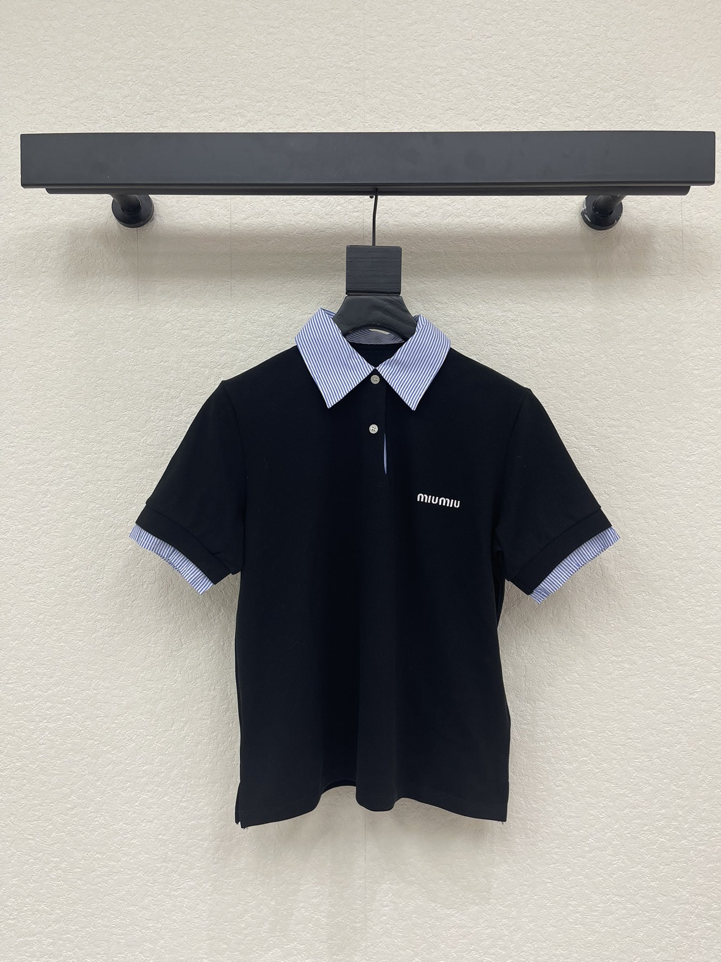 NO:735929,MiuMi*26 new spring and summer contrasting lapel short-sleeved Polo shirt | Exclusively developed by yb!  Top quality production!  With classic black as the base color, the collar and cuffs are spliced ​​with white and blue pinstripes, which instantly injects college-style vitality. The letter logo on the chest is low-key and exquisite, and the loose fit is suitable for various body shapes. The soft cotton fabric is skin-friendly and breathable. Whether paired with a short skirt to create a sweet girl look, or combined with jeans for a casual street look, it can become a versatile king in the early spring wardrobe. SML,, miumiu, skirts, jeans, T-shirt,19860909MiuMi*26春夏新款撞色翻领短袖Polo衫丨独家yb开发！顶级高版出品！以经典黑色为底色,领口与袖口拼接白蓝细条纹翻边,瞬间注入学院风活力.胸前的字母logo低调精致,宽松版型适配各种身形,软乎乎的棉质面料亲肤透气.无论是搭配短裙打造甜妹造型,还是与牛仔裤组合出随性街头感,都能成为早春衣橱里的百搭王.SML,,miumiu,skirts,jeans,T-shirt,,Women's clothing