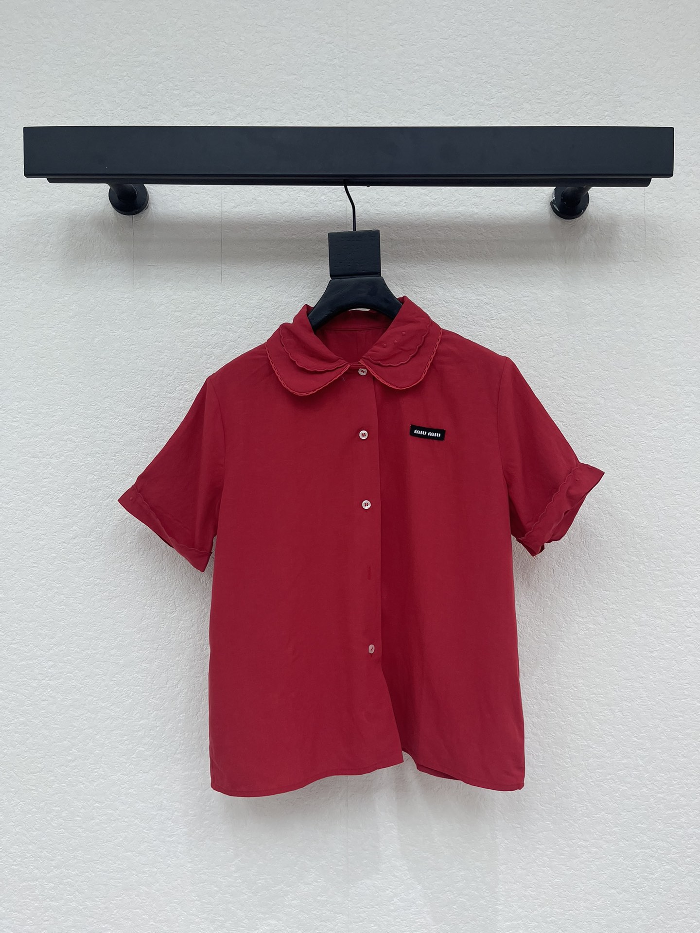 NO:735933,Miumi* 26 new spring and summer intellectual college-style double-collar short-sleeved shirt + lace skirt red suit. French elegant lace, contrasting logo letters on the lapel, and hem short-sleeved shirt with logo letters pleated skirt. You can create various styles at will. The temperament is white and rich, and the outfit is very white, a super age-reducing artifact. The texture of custom-made imported washed cotton is amazing!  The flattering shape makes your upper body look slimmer!  Three-dimensional tailoring technology, perfect workmanship quality depends on the details!  SML lining,,miumiu,skirts,shirts,T-shirt,19860909Miumi* 26春夏新款知性分子学院风双层领短袖衬衫+花边半裙红色套装.法式优雅花边,翻领撞色徽标字母,包边下摆短袖衬衣徽标字母褶皱半裙,可以随意塑造各种风格.气质白富美穿搭非常显白,超级减龄神器.定制进口洗水棉质感超赞！不挑人版型上身巨显瘦！立体剪裁工艺,完美做工品质看细节！SML 衬,,miumiu,skirts,shirts,T-shirt,,Women's clothing