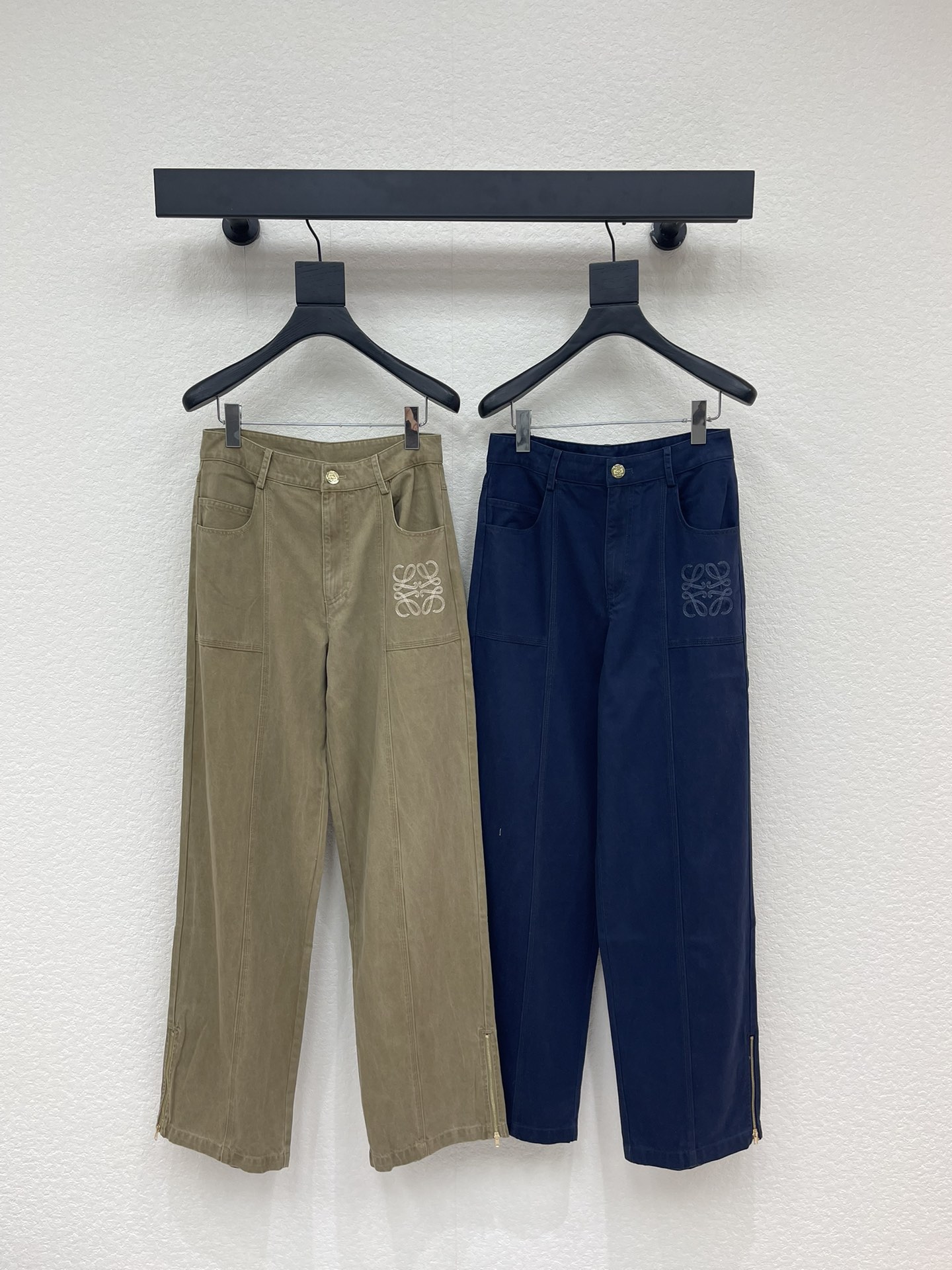 NO:737672,Loew*26 new embroidered casual trousers, versatile and high-end colors, custom zippered trousers, showing a high-end sense of casualness, a visual feast, a must-have versatile item for all seasons, custom fabrics, great texture, full of lazy style, a must-have item for goddesses!  The version is versatile and not picky, the lines are elongated and the proportions are so beautiful that you don’t want to miss it!  The quality of workmanship depends on the details SML A,,loewe,19860909Loew*26新款刺绣休闲裤长裤 颜色百搭高级 定制拉链裤脚 尽显高级随意感 视觉盛宴 四季必入的百搭单品 订制面料,质感巨好 慵懒范儿十足 女神必入神器！ 版型百搭不挑人 拉长线条比例 上身美的不要不要的！ 做工品质看细节 SML A,,loewe,,Women's clothing