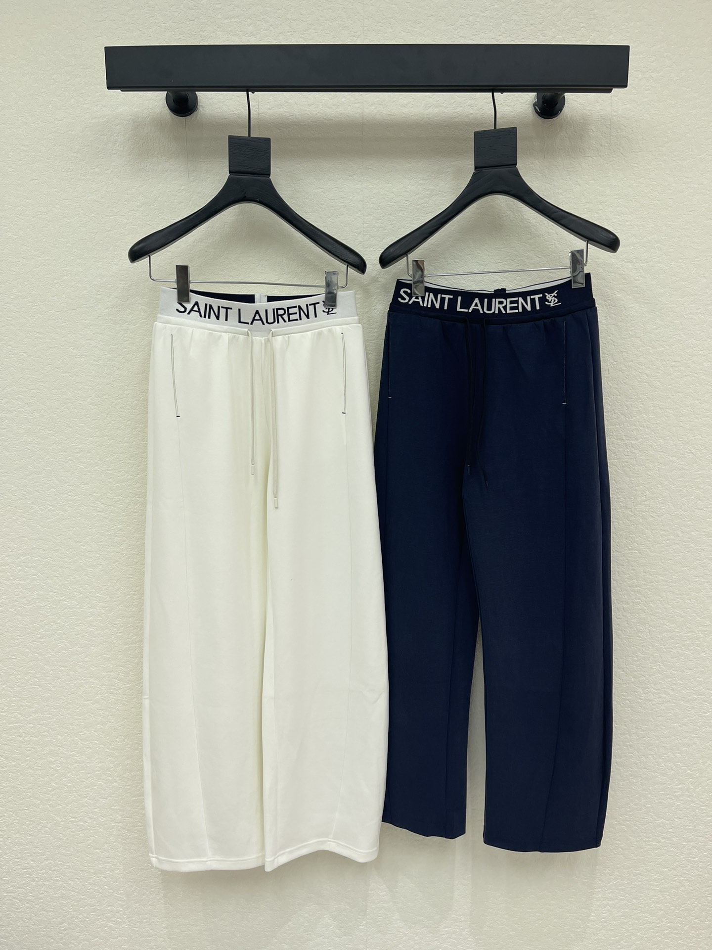 NO:737673,Ysl*26 new drawstring webbing casual pants and trousers, versatile and high-end colors, customized splicing waistband, showing a high-end casual feel, a visual feast, a must-have versatile item for all seasons, custom-made fabrics, great texture, full of lazy style, a must-have item for goddesses!  The version is versatile and not picky, the lines are elongated and the proportions are so beautiful that you don’t want to miss it!  The quality of workmanship depends on the details SML,,saint laurent,19860909Ysl*26新款抽绳织带休闲裤长裤 颜色百搭高级 定制拼接腰头 尽显高级随意感 视觉盛宴 四季必入的百搭单品 订制面料,质感巨好 慵懒范儿十足 女神必入神器！ 版型百搭不挑人 拉长线条比例 上身美的不要不要的！ 做工品质看细节 SML,,saint laurent,,Women's clothing