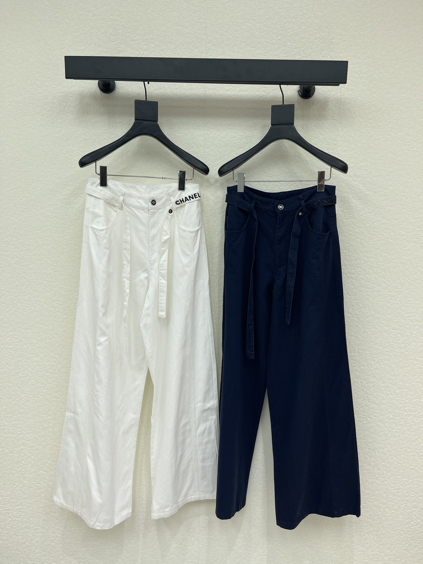 NO:737687,Chane*26 new heavy-duty hot-drilled letter casual pants, versatile and high-end colors, Benbu belt, hot-drilled logo trousers, full of high-end casual feeling, visual feast, a must-have versatile item for all seasons, custom-made fabrics, great texture, full of lazy style, a must-have item for goddesses!  The version is versatile and not picky, the lines are elongated and the proportions are so beautiful that you don’t want to miss it!  The quality of workmanship depends on the details SML,,chanel,19860909Chane*26新款重工烫钻字母休闲裤 颜色百搭高级 本布腰带烫钻logo长裤 尽显高级随意感 视觉盛宴 四季必入的百搭单品 订制面料,质感巨好 慵懒范儿十足 女神必入神器！ 版型百搭不挑人 拉长线条比例 上身美的不要不要的！ 做工品质看细节 SML,,chanel,,Women's clothing