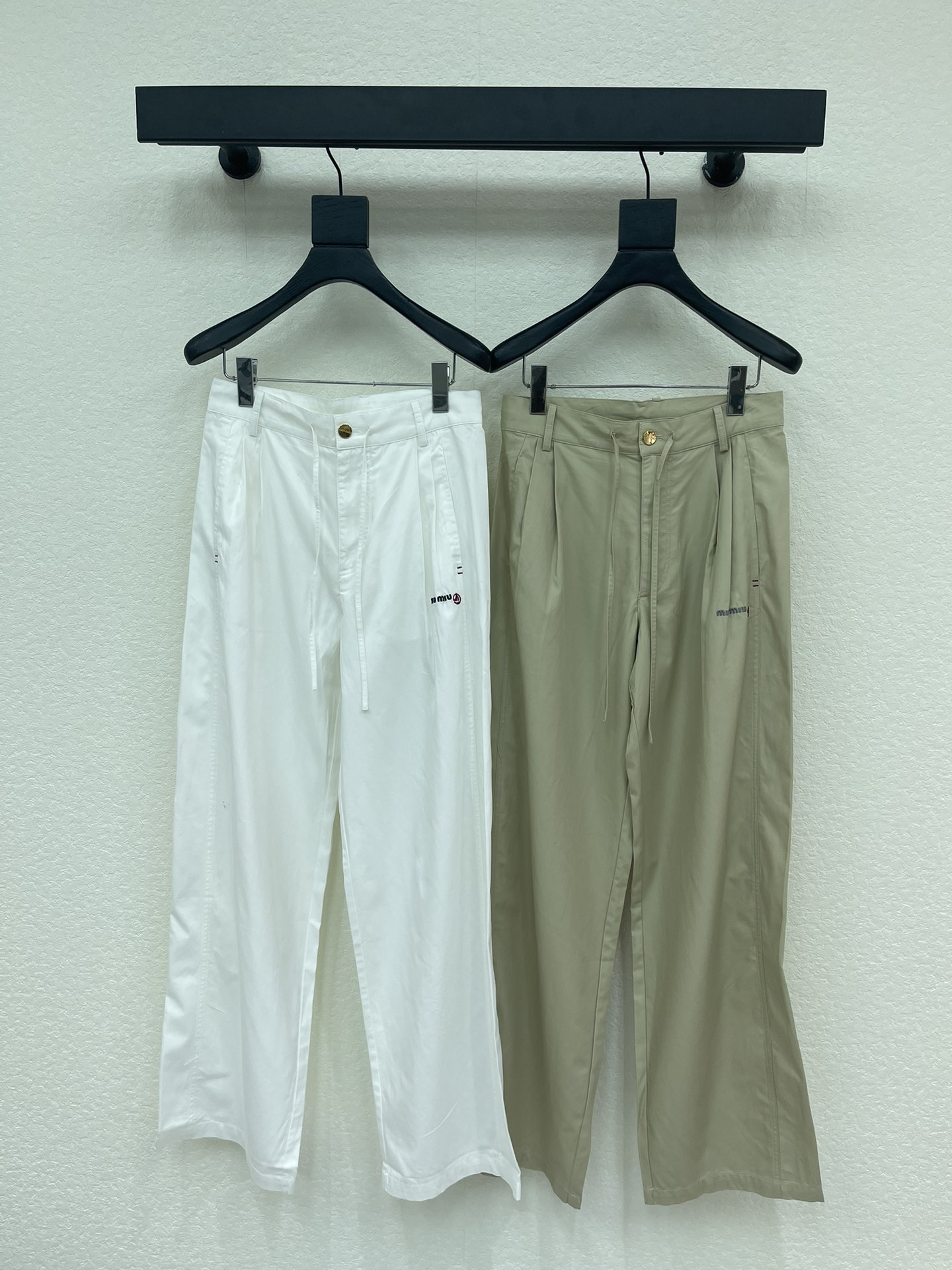 NO:737674,MiuMi*26 new drawstring casual trousers, versatile and high-end colors, customized sailboat logo embroidery, showing a high-end casual feel, a visual feast, a must-have versatile item for all seasons, custom-made fabrics, great texture, full of lazy style, a must-have item for goddesses!  The version is versatile and not picky, the lines are elongated and the proportions are so beautiful that you don’t want to miss it!  The quality of workmanship depends on the details SML A,,miumiu,19860909MiuMi*26新款抽绳休闲裤长裤 颜色百搭高级 定制帆船logo刺绣 尽显高级随意感 视觉盛宴 四季必入的百搭单品 订制面料,质感巨好 慵懒范儿十足 女神必入神器！ 版型百搭不挑人 拉长线条比例 上身美的不要不要的！ 做工品质看细节 SML A,,miumiu,,Women's clothing