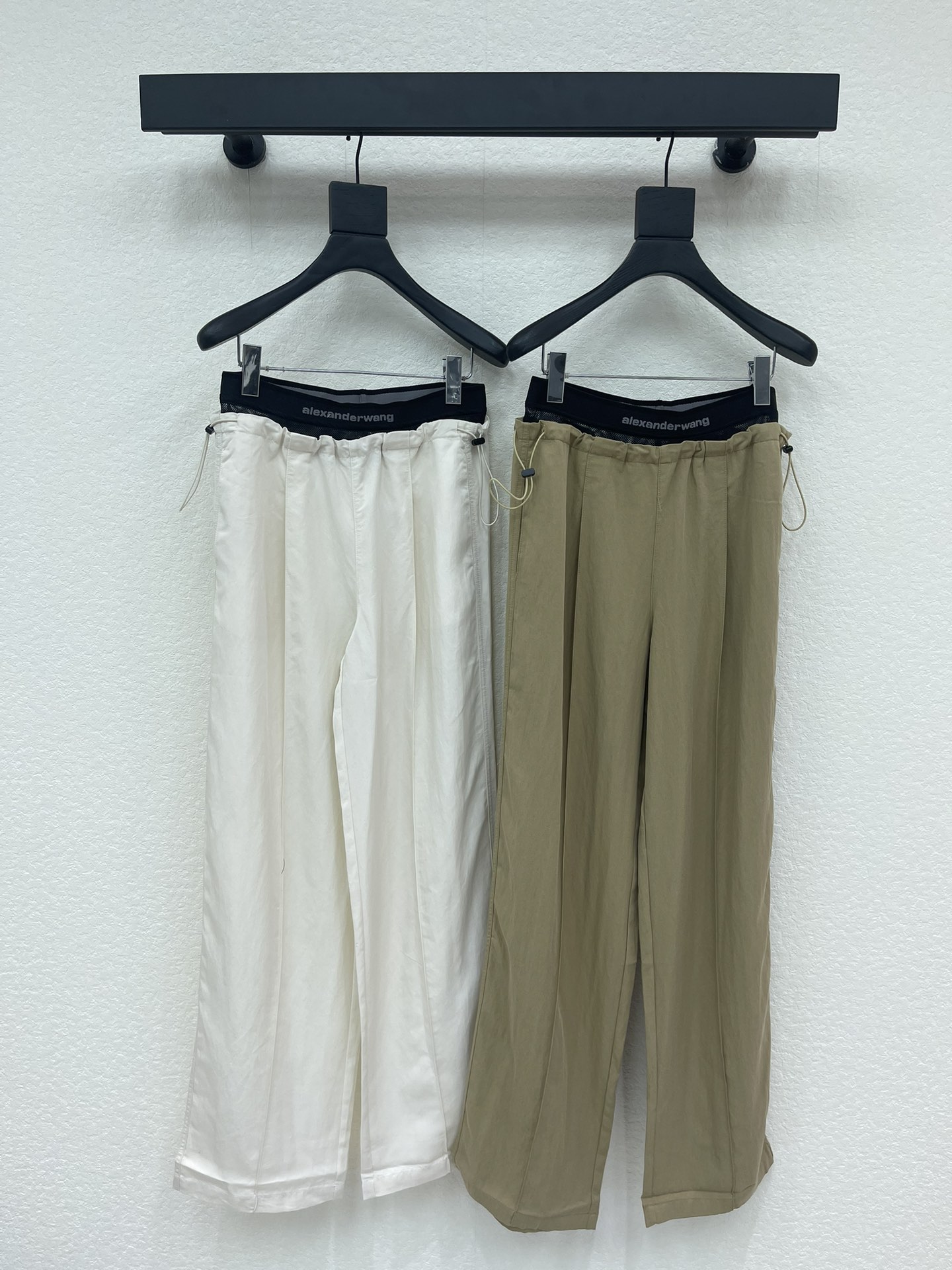 NO:737680,Alexandre* Wang26 new drawstring mesh webbing casual pants, versatile and high-end colors, custom spliced ​​waist trousers, showing a high-end casual feel, a visual feast, a must-have versatile item for all seasons, custom-made fabrics, great texture, full of lazy style, a must-have item for goddesses!  The version is versatile and not picky, the lines are elongated and the proportions are so beautiful that you don’t want to miss it!  The quality of workmanship depends on the details SML A,,19860909Alexande* Wang26新款抽绳网纱织带休闲裤 颜色百搭高级 定制拼接腰头长裤 尽显高级随意感 视觉盛宴 四季必入的百搭单品 订制面料,质感巨好 慵懒范儿十足 女神必入神器！ 版型百搭不挑人 拉长线条比例 上身美的不要不要的！ 做工品质看细节 SML A,,,Women's clothing