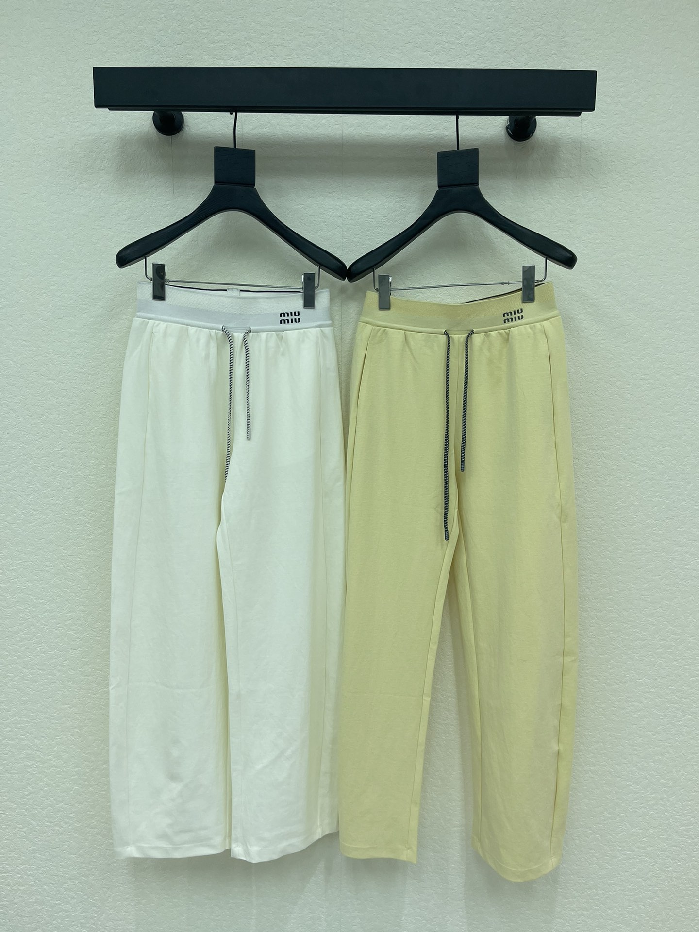 NO:737676,MiuMi*26 new drawstring web casual pants and trousers, versatile and high-end colors, custom-made yarn-dyed logo, showing a high-end casual feel, a visual feast, a must-have versatile item for all seasons, custom-made fabrics, great texture, full of lazy style, a must-have item for goddesses!  The version is versatile and not picky, the lines are elongated and the proportions are so beautiful that you don’t want to miss it!  The quality of workmanship depends on the details SML A,,miumiu,19860909MiuMi*26新款抽绳织带休闲裤长裤 颜色百搭高级 定制色织logo 尽显高级随意感 视觉盛宴 四季必入的百搭单品 订制面料,质感巨好 慵懒范儿十足 女神必入神器！ 版型百搭不挑人 拉长线条比例 上身美的不要不要的！ 做工品质看细节 SML A,,miumiu,,Women's clothing