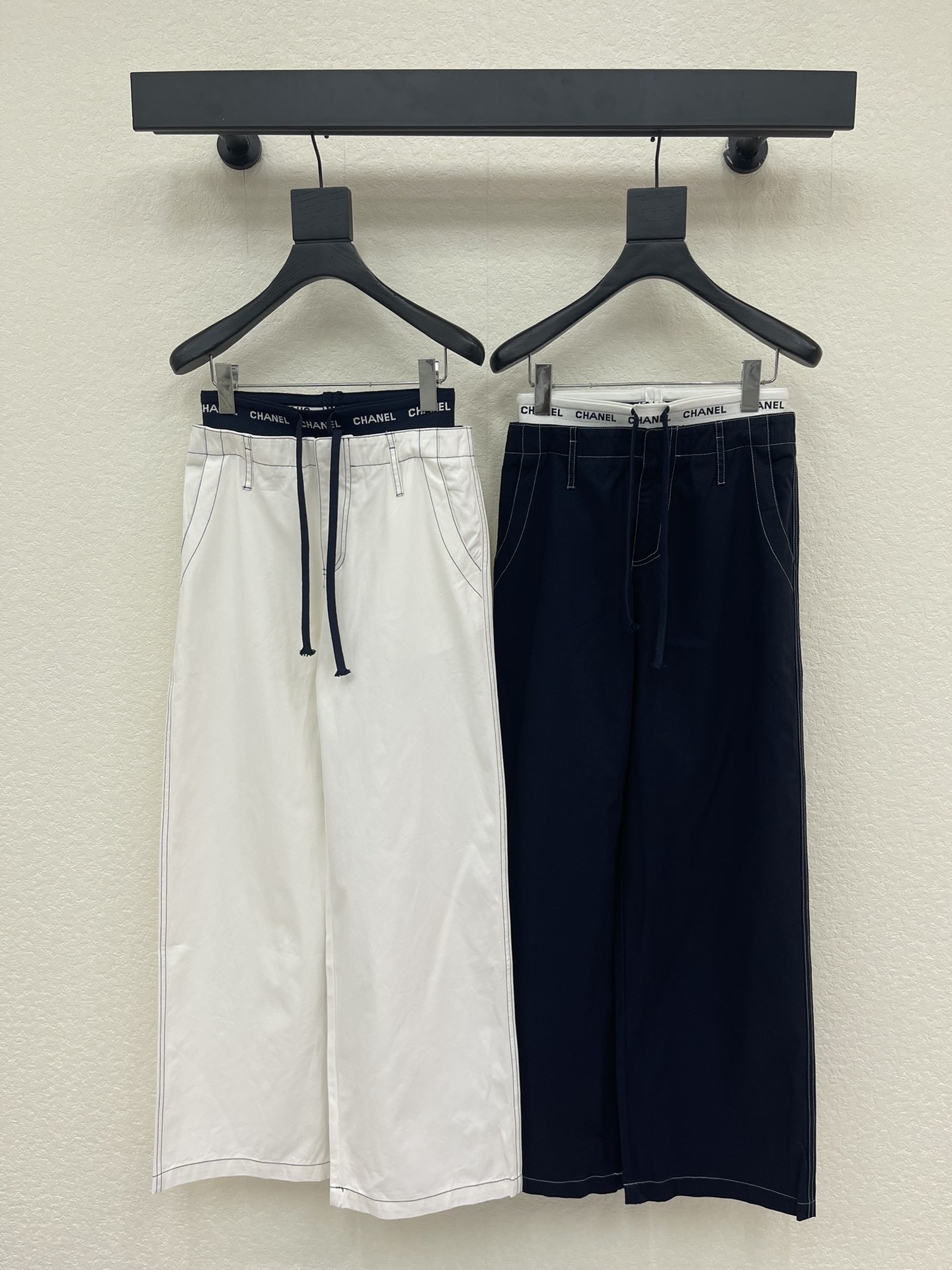 NO:737675,Chane*26's new drawstring double waistband casual pants, versatile and high-end colors, custom spliced ​​waistband trousers, showing a high-end casual feel, a visual feast, a must-have versatile item for all seasons, custom fabrics, great texture, full of lazy style, a must-have item for goddesses!  The version is versatile and not picky, the lines are elongated and the proportions are so beautiful that you don’t want to miss it!  The quality of workmanship depends on the details SML,,chanel,19860909Chane*26新款抽绳双腰头休闲裤 颜色百搭高级 定制拼接腰头长裤 尽显高级随意感 视觉盛宴 四季必入的百搭单品 订制面料,质感巨好 慵懒范儿十足 女神必入神器！ 版型百搭不挑人 拉长线条比例 上身美的不要不要的！ 做工品质看细节 SML,,chanel,,Women's clothing