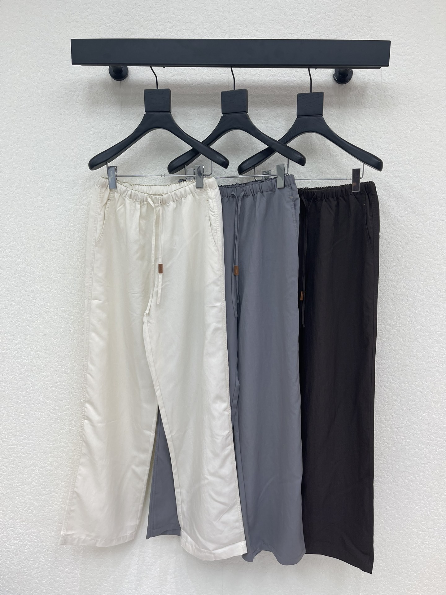 NO:737678,Loew*26 new drawstring casual trousers, versatile and high-end colors, custom pocket embroidery logo, showing a high-end casual feel, a visual feast, a must-have versatile item for all seasons, custom fabrics, great texture, full of lazy style, a must-have item for goddesses!  The version is versatile and not picky, the lines are elongated and the proportions are so beautiful that you don’t want to miss it!  The quality of workmanship depends on the details SML,,loewe,19860909Loew*26新款抽绳休闲裤长裤 颜色百搭高级 定制口袋刺绣logo 尽显高级随意感 视觉盛宴 四季必入的百搭单品 订制面料,质感巨好 慵懒范儿十足 女神必入神器！ 版型百搭不挑人 拉长线条比例 上身美的不要不要的！ 做工品质看细节 SML,,loewe,,Women's clothing