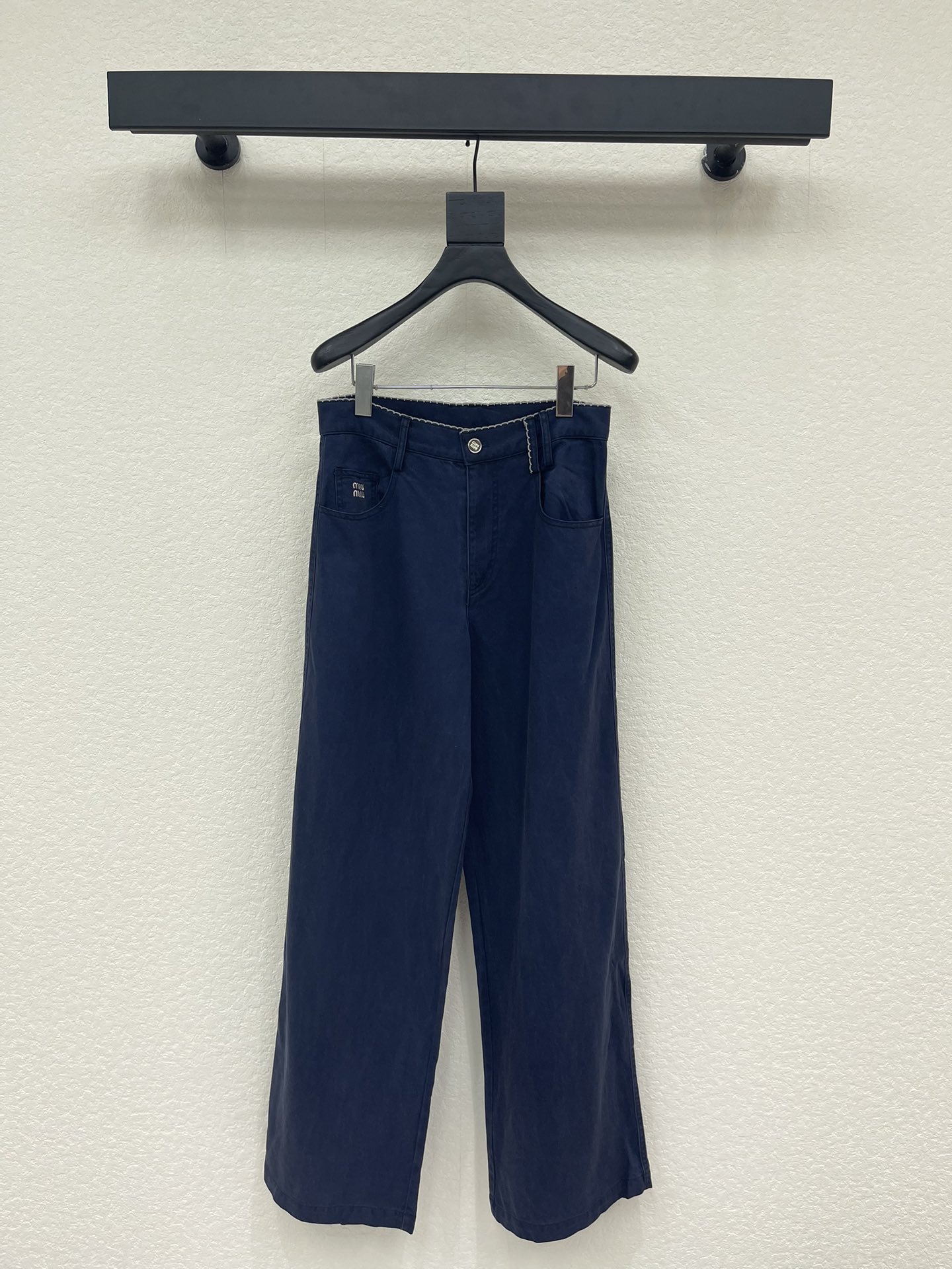 NO:737681,MiuMi*26 new lace casual pants and trousers, versatile and high-end colors, dog tooth lace design on the waist, showing a high-end casual feel, a visual feast, a must-have versatile item for all seasons, custom-made fabrics, great texture, full of lazy style, a must-have item for goddesses!  The version is versatile and not picky, the lines are elongated and the proportions are so beautiful that you don’t want to miss it!  The quality of workmanship depends on the details SML,,miumiu,19860909MiuMi*26新款花边休闲裤长裤 颜色百搭高级 腰部狗牙花边设计 尽显高级随意感 视觉盛宴 四季必入的百搭单品 订制面料,质感巨好 慵懒范儿十足 女神必入神器！ 版型百搭不挑人 拉长线条比例 上身美的不要不要的！ 做工品质看细节 SML,,miumiu,,Women's clothing