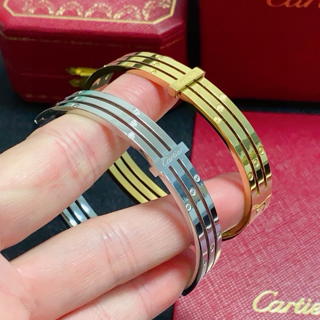 NO:724484,Cartier's official website has recently released a popular narrow version of the medium-sized bracelet with imported Seiko and color-preserving 18k high-end customization and top-notch craftsmanship. The counter's logo is clearly engraved and there are no blind spots in 360 degrees!  The new narrow version design is more refined ~ For such a beautiful thing, you must have super white, high-quality jewelry, cartier, cartier, bracelet19860909Cartier 卡地亚官网最新发布 火爆窄版细款中号手镯进口精工保色18k高端定制顶级工艺 专柜logo刻字清晰 360度无死角！全新的窄版设计 更显精致～如此美物 你必须拥有超级显白,饰品精品,cartier,cartier,bracelet,Jewelry