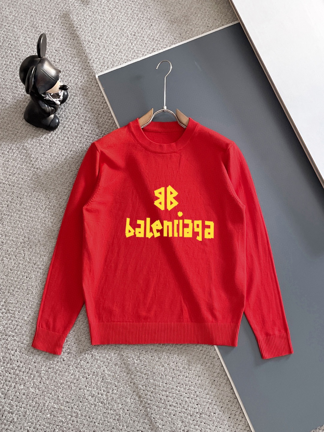 Balenciaga 品牌：巴黎世家 秋冬 圆领套头羊毛衫 全品相 羊毛混纺面料 2026最新款 黄金比例 修身款软黄金 百搭实用型的单品