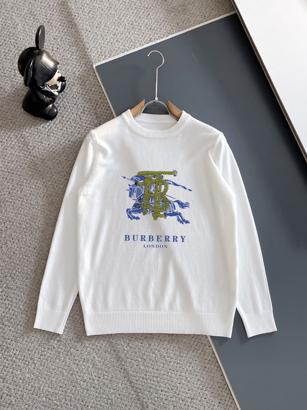 Burberry 品牌：巴宝莉 秋冬 圆领套头羊毛衫 全品相 羊毛混纺面料 2026最新款 黄金比例 修身款软黄金 百搭实用型的单品