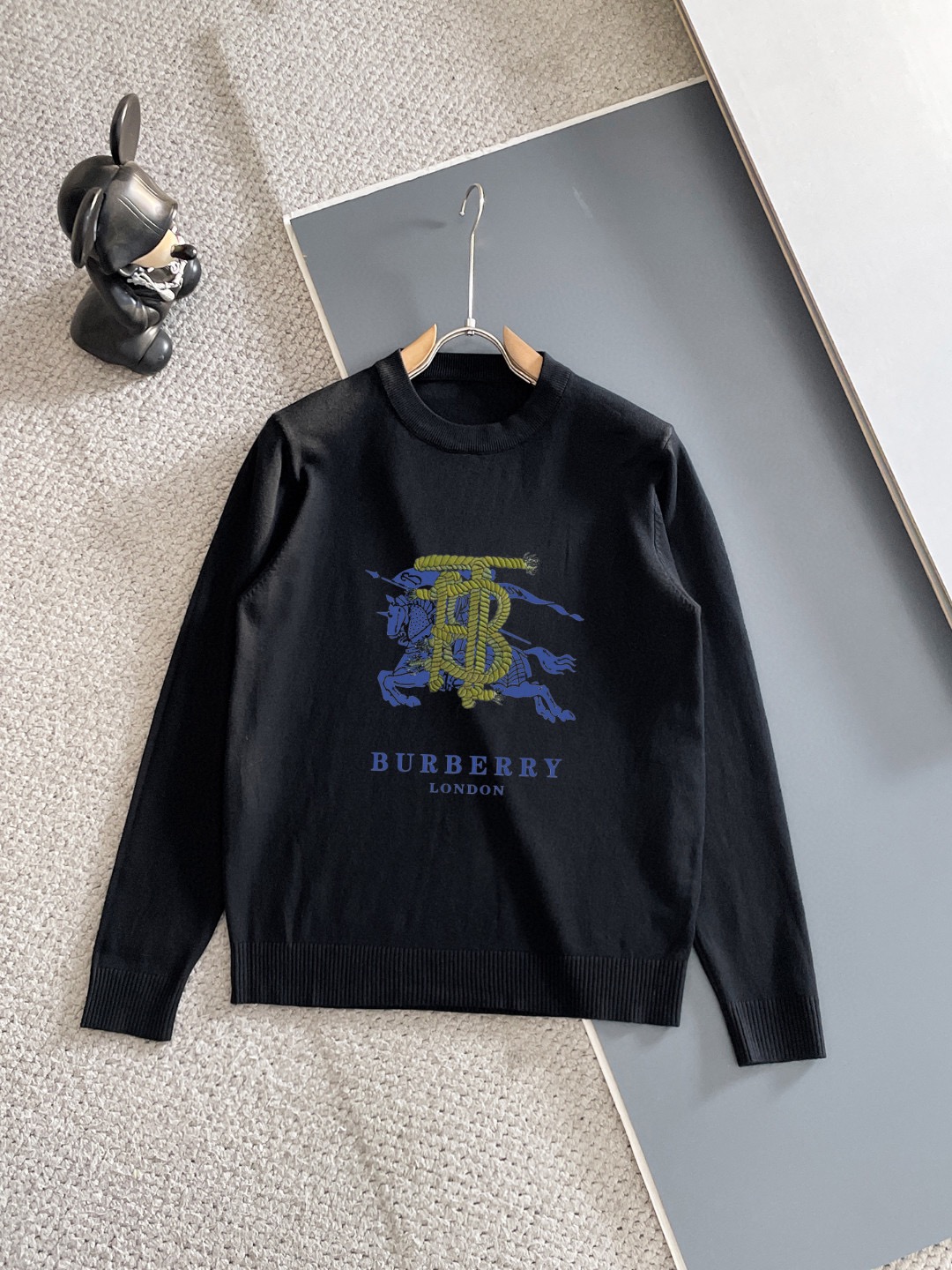 Burberry 品牌：巴宝莉 秋冬 圆领套头羊毛衫 全品相 羊毛混纺面料 2026最新款 黄金比例 修身款软黄金 百搭实用型的单品