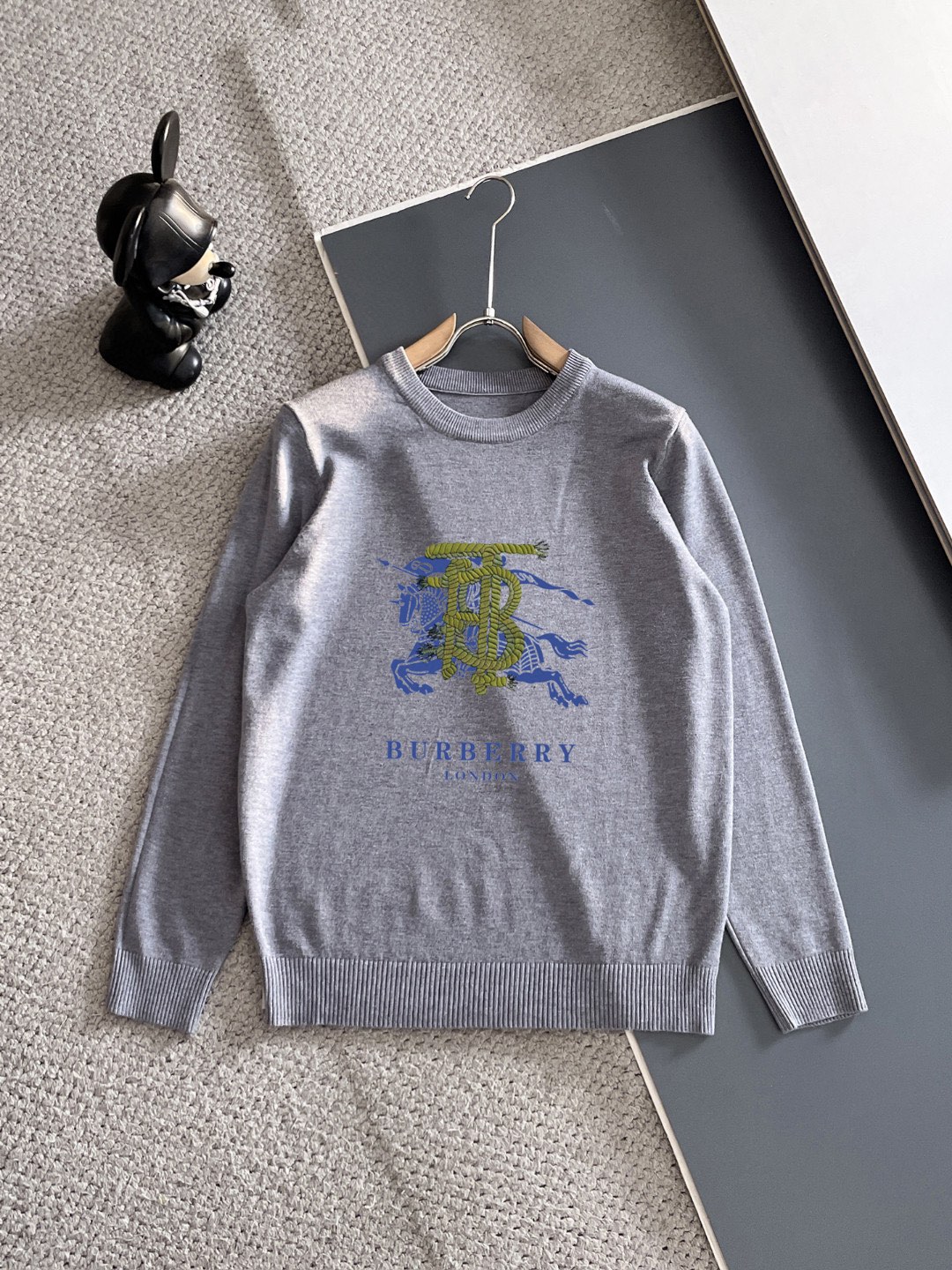 Burberry 品牌：巴宝莉 秋冬 圆领套头羊毛衫 全品相 羊毛混纺面料 2026最新款 黄金比例 修身款软黄金 百搭实用型的单品