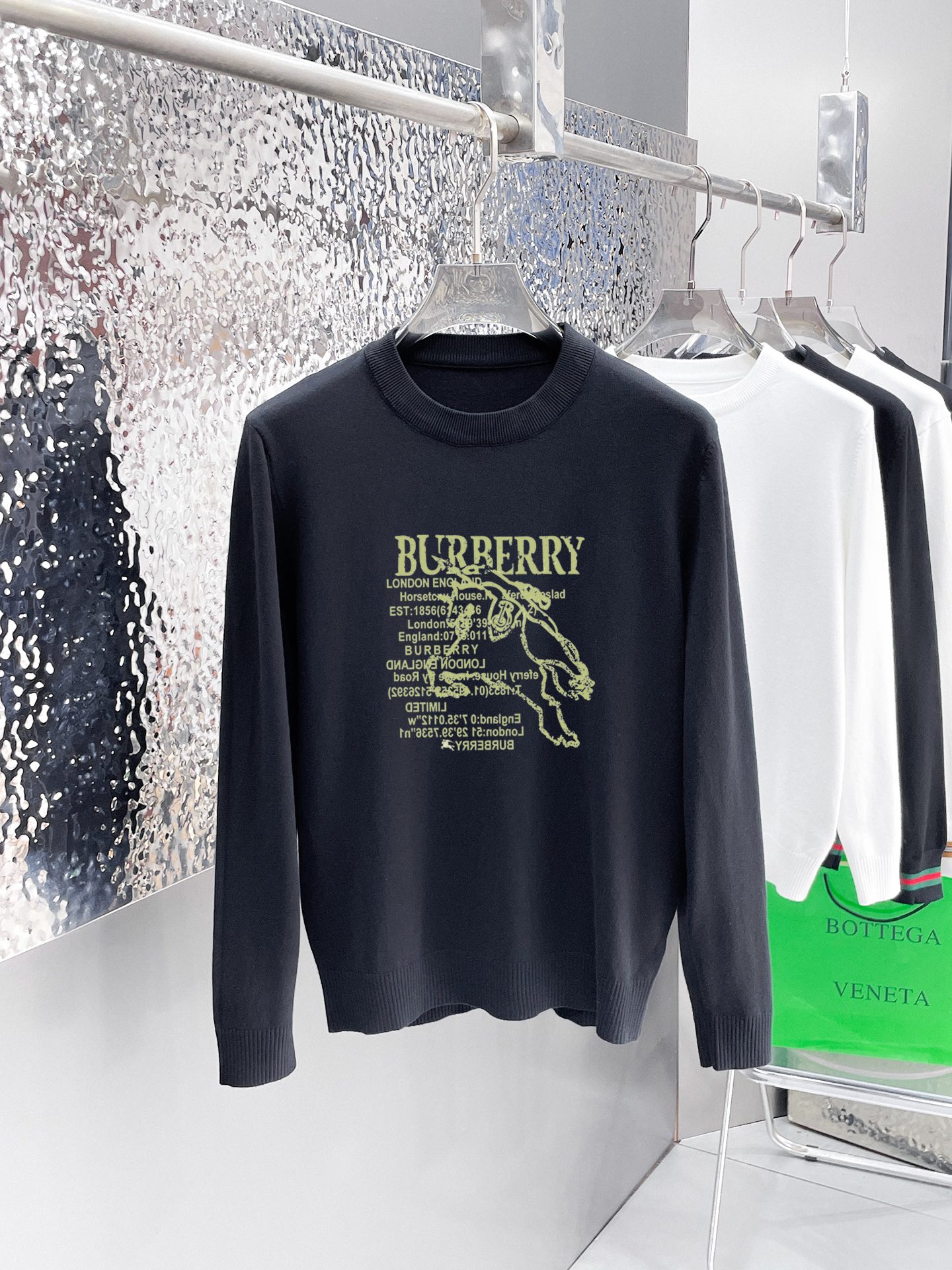 Burberry 品牌：巴宝莉 秋冬 圆领套头羊毛衫 全品相 羊毛混纺面料 2026最新款 黄金比例 修身款软黄金 百搭实用型的单品