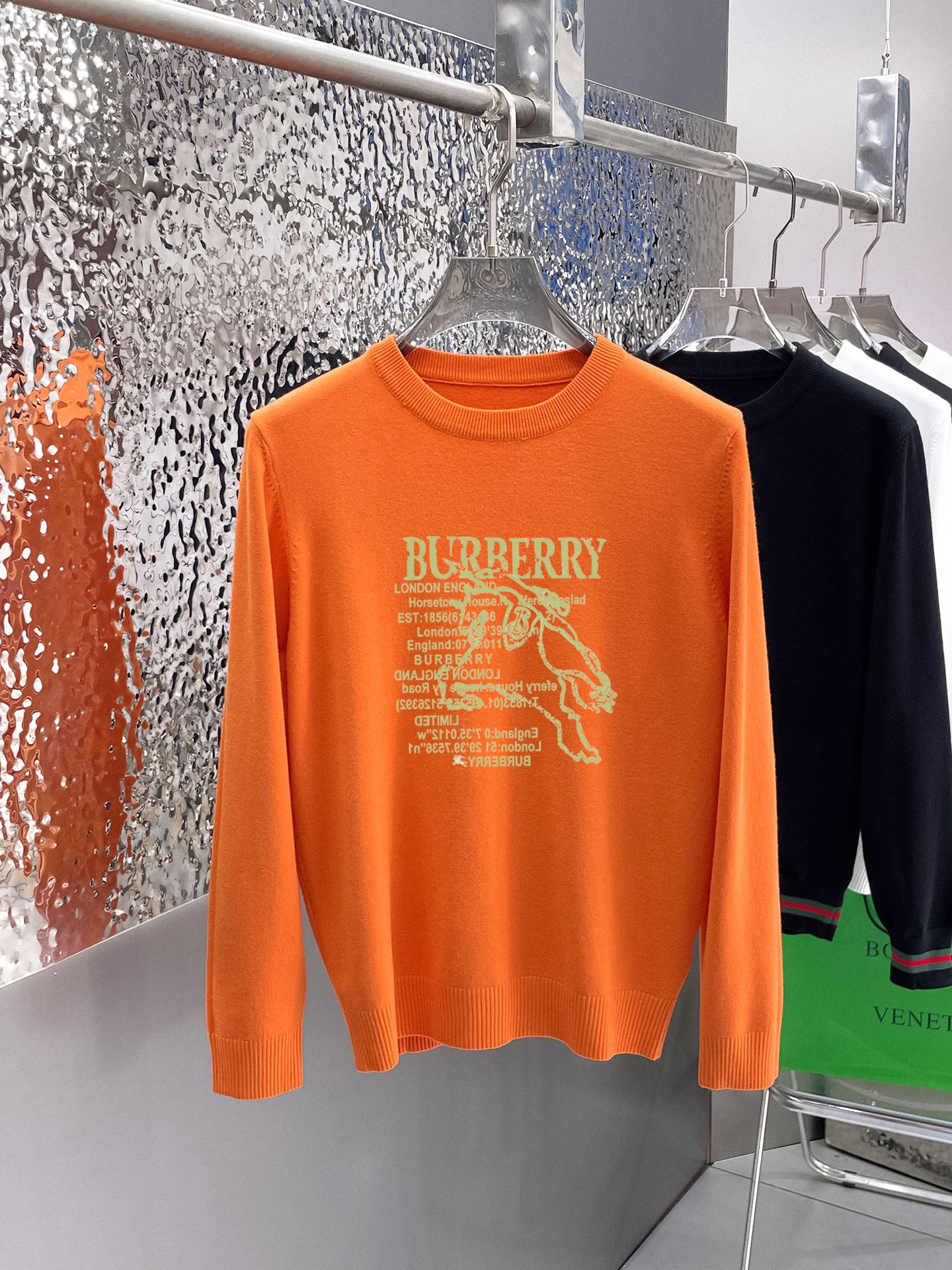Burberry 品牌：巴宝莉 秋冬 圆领套头羊毛衫 全品相 羊毛混纺面料 2026最新款 黄金比例 修身款软黄金 百搭实用型的单品