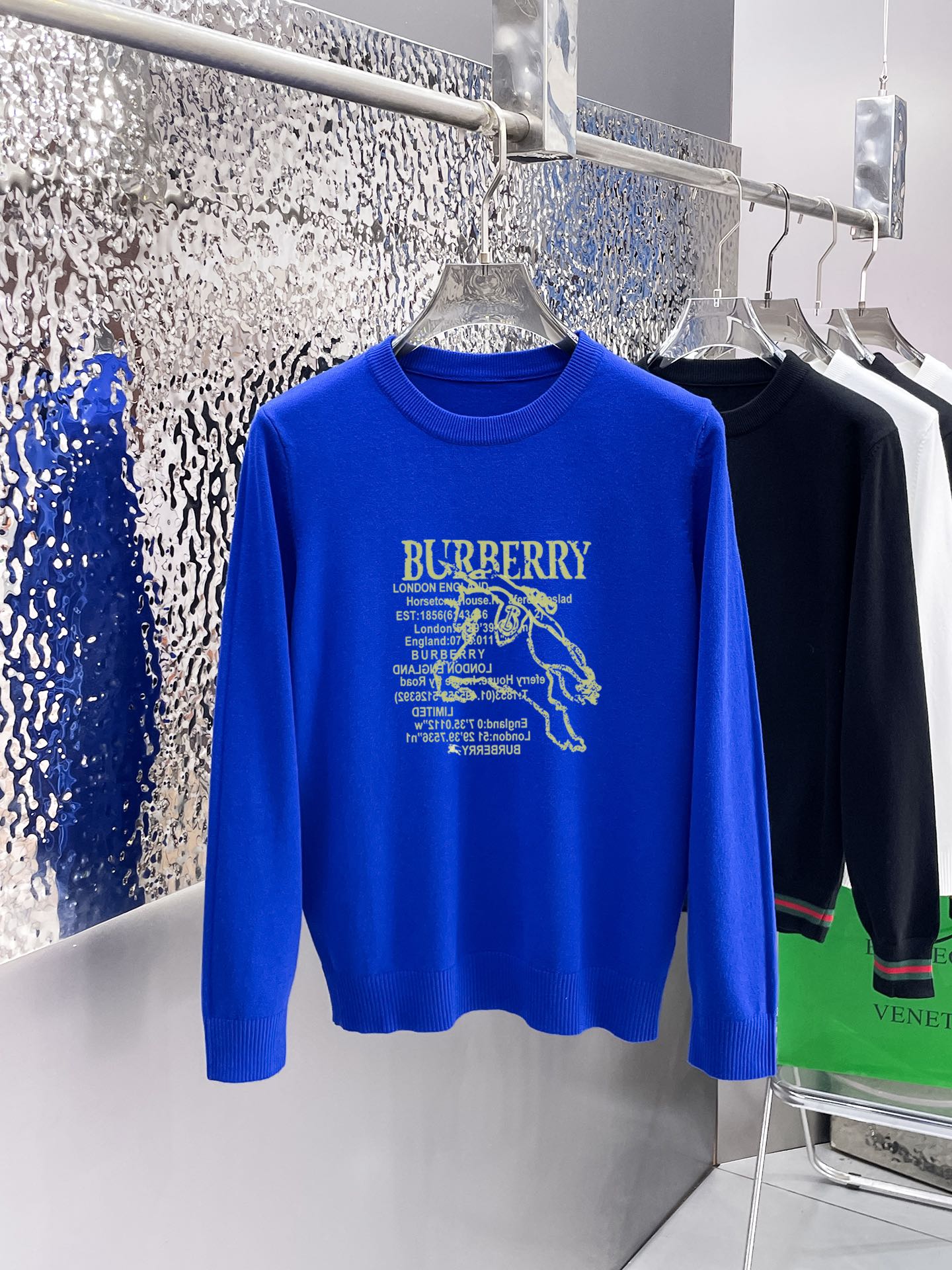 Burberry 品牌：巴宝莉 秋冬 圆领套头羊毛衫 全品相 羊毛混纺面料 2026最新款 黄金比例 修身款软黄金 百搭实用型的单品