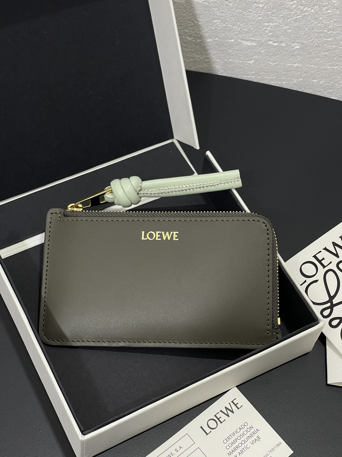NO:718238,Satin nappa cowhide knot zipper small card holder, sheepskin lining, color-blocked knot pull tab, four card slots and zipper compartment. Style number 3793, size 13.57, Loewe wallet, loewe, wallets, cowhide, sheepskin19860909缎面纳帕牛皮绳结拉链小卡包,内里绵羊皮、拼色绳结拉牌,四个卡位和拉链隔层.款号3793,尺寸13.57,罗意威钱包,loewe,wallets,cowhide,sheepskin,欧美剧