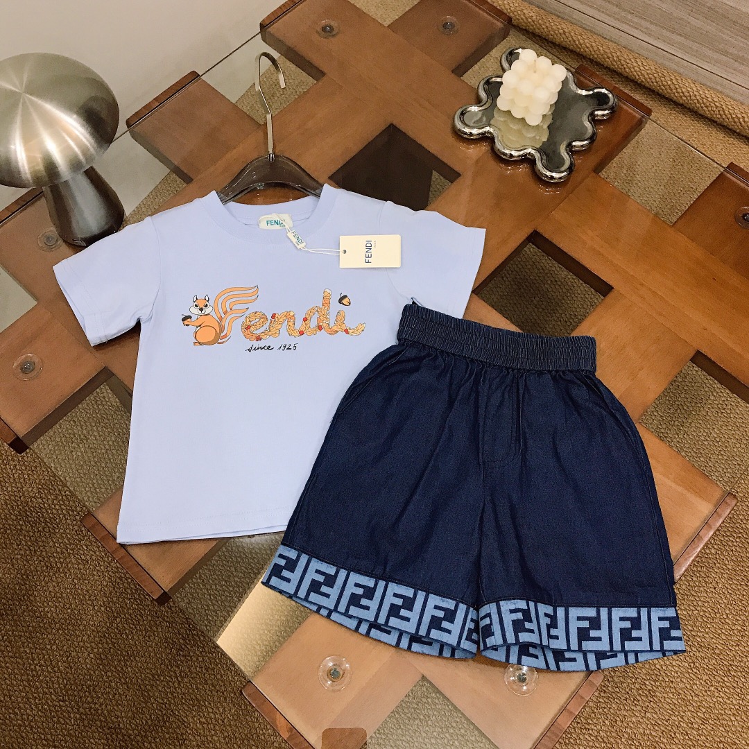 NO:762871,[Available now] Size 90 - FEND* Same style suit for men and women~Limited series [Pure cotton short-sleeved soft washed denim shorts] Pure cotton texture, soft and delicate, exquisite style, original 1:1 made, weight 240G, made~with iconic squirrel print LOGO design on the chest, casual and loose fit soft jeans, double FF letter watermark printing on the legs, soft and comfortable, skin-friendly and not tied, the upper body effect is excellent Color white light blue  Size 90--110-120-130-140-[CM] Counter packaging 10, clothes, fendi, shorts, jeans, T-shirt,19860909【现货发】  尺寸90-  FEND* 男女宝同款套装～限定系列【纯棉短袖柔软水洗牛仔短裤】纯棉质地 柔软细腻 精致款 原版1:1打造 克重240G打造～胸前搭配标志性松鼠印花LOGO设计 休闲宽松版型柔软牛仔裤 裤脚双FF字母水印印花打造 柔顺舒适 亲肤不扎 上身效果极好 颜色白色 浅蓝色  size尺码90--110-120-130-140-【CM】 专柜包装10,衣服,fendi,shorts,jeans,T-shirt,,Children's