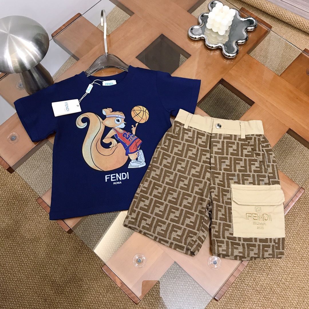 NO:762865,[Ready stock] Size 90- FEND* Trendy and fashionable [cotton T-shirt denim jacquard shorts] original 1:1 color watermark squirrel print short sleeves with full jacquard LOGO shorts Large side pockets khaki contrasting splicing elements Very soft and delicate feel, supple and comfortable, skin-friendly and not tied, excellent upper body effect Color white blue Size 90--110-120-130-140-[CM]  Counter packaging 10, clothes, fendi, shorts, T-shirt, tees, t-shirt,19860909【现货发】  尺寸90-  FEND* 潮流时髦款【纯棉T恤牛仔提花短裤】原版1:1打造彩色水印松鼠印花短袖搭配全面提花LOGO标志短裤 侧边大口袋卡其色撞色拼接元素 手感非常柔软细腻 柔顺舒适 亲肤不扎 上身效果极好 颜色白色 蓝色  size尺码90--110-120-130-140-【CM】 专柜包装10,衣服,fendi,shorts,T-shirt,tees，t-shirt,,Children's