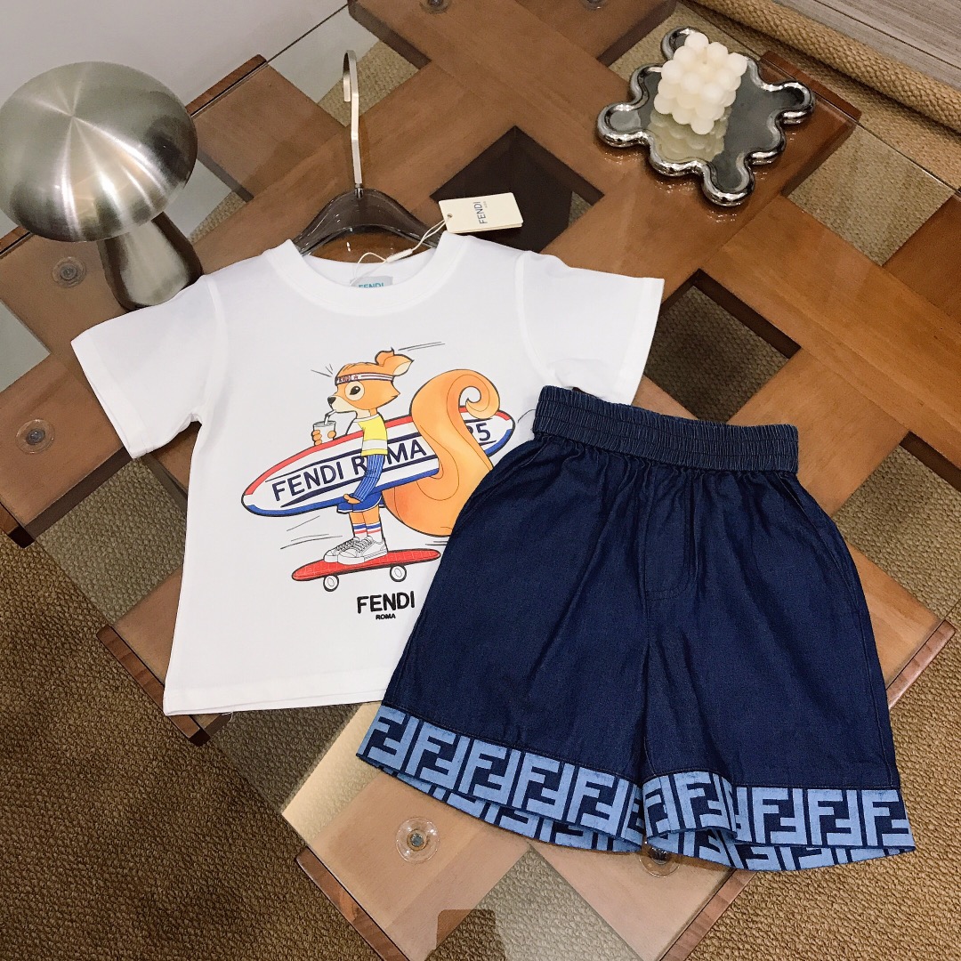NO:762868,[Available in stock] Size 90- FEND* Same style suit for men and women~Limited series [Pure cotton short-sleeved soft washed denim shorts] Pure cotton texture, soft and delicate, exquisite style, original 1:1 made, weight 240G, made~with iconic squirrel print LOGO design on the chest, casual and loose-fitting soft jeans, double FF letter watermark printing on the trouser legs, soft and comfortable, skin-friendly and not tied, the upper body effect is excellent, color white  Size 90--110-120-130-140-[CM] Counter packaging 10, clothes, fendi, shorts, jeans, T-shirt,19860909【现货发】  尺寸90-  FEND* 男女宝同款套装～限定系列【纯棉短袖柔软水洗牛仔短裤】纯棉质地 柔软细腻 精致款 原版1:1打造 克重240G打造～胸前搭配标志性松鼠印花LOGO设计 休闲宽松版型柔软牛仔裤 裤脚双FF字母水印印花打造 柔顺舒适 亲肤不扎 上身效果极好 颜色白色  size尺码90--110-120-130-140-【CM】 专柜包装10,衣服,fendi,shorts,jeans,T-shirt,,Children's