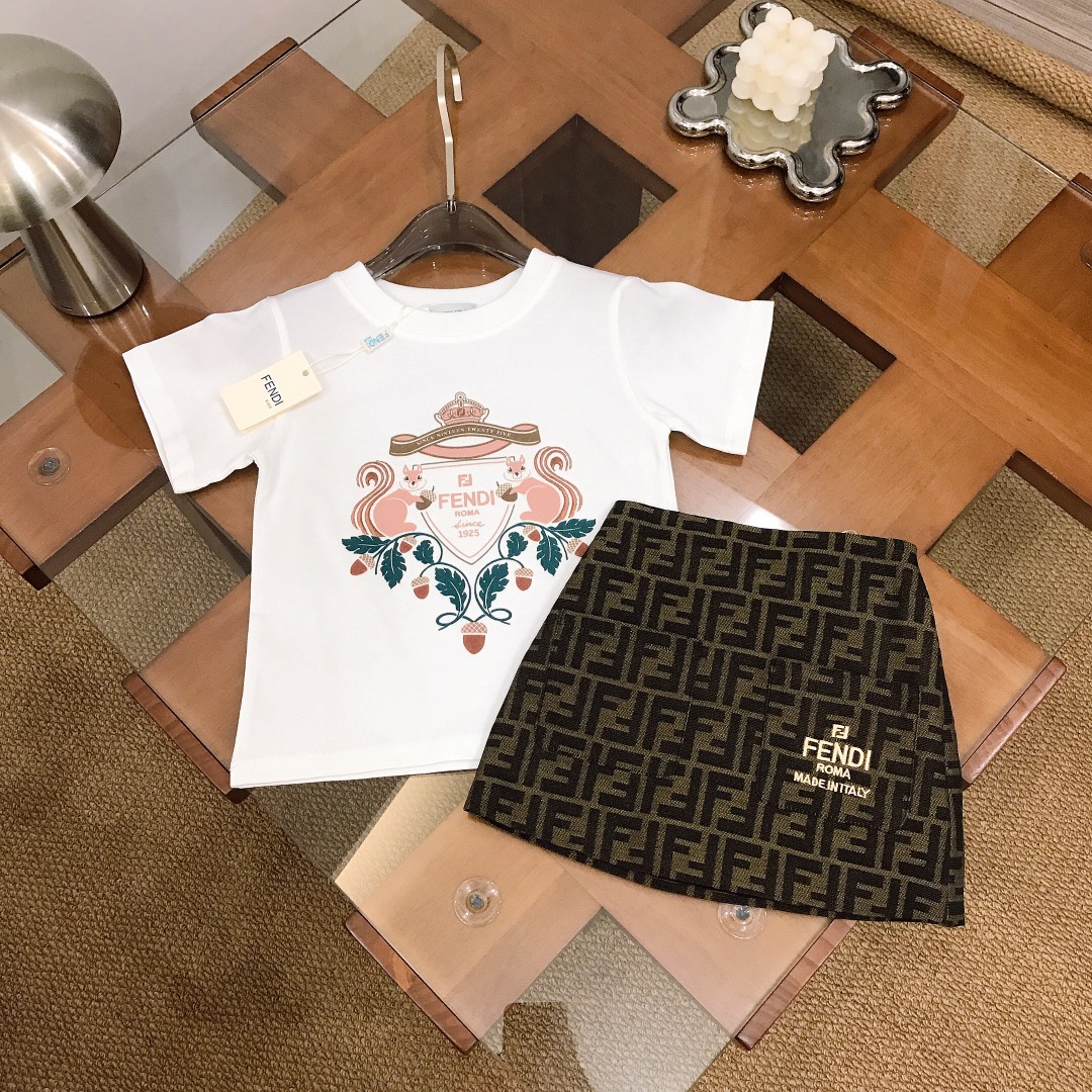 NO:762862,[Ready stock] Size 90- FEND* [Pure cotton short-sleeved jacquard denim skirt] Pure cotton texture, soft and delicate, exquisite style, original 1:1 production, weight 240G, ~ watermark squirrel sprayed directly on the chest with the iconic double FF letters LOGO, full jacquard denim classic old flower skirt, full of elegance and cuteness, soft and comfortable, skin-friendly and not tied, the upper body effect is excellent, color white, rose pink  Size 90--110-120-130-140-[CM] Counter packaging 10, clothes, fendi, skirts, T-shirt,19860909【现货发】  尺寸90-  FEND*【纯棉短袖提花牛仔半裙】纯棉质地 柔软细腻 精致款 原版1:1打造 克重240G打造～胸前直喷水印松鼠搭配标志性双FF字母LOGO 全面提花牛仔经典老花色系短裙 尽显优雅跟可爱 柔顺舒适 亲肤不扎 上身效果极好 颜色白色 玫粉色  size尺码90--110-120-130-140-【CM】 专柜包装10,衣服,fendi,skirts,T-shirt,,Children's