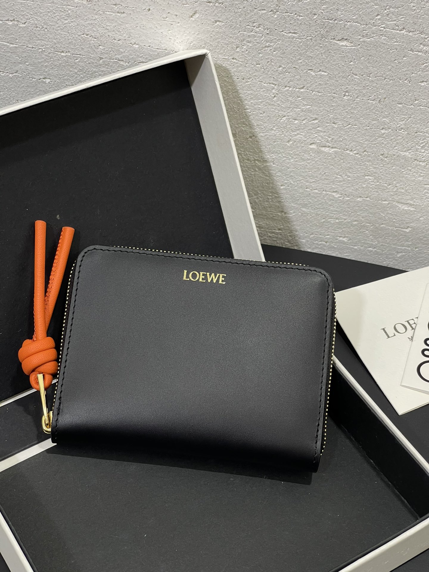 NO:718241,Glossy nappa cowhide knotted zipper wallet with sheepskin lining, color-blocked knotted pull tabs, six card slots and zipper compartment. Style number, size 12*9.5, Loewe wallet, loewe, wallets, cowhide, sheepskin19860909亮面纳帕牛皮绳结拉链钱包 内里绵羊皮、拼色绳结拉牌,六个卡位和拉链隔层. 款号,尺寸12*9.5,罗意威钱包,loewe,wallets,cowhide,sheepskin,欧美剧