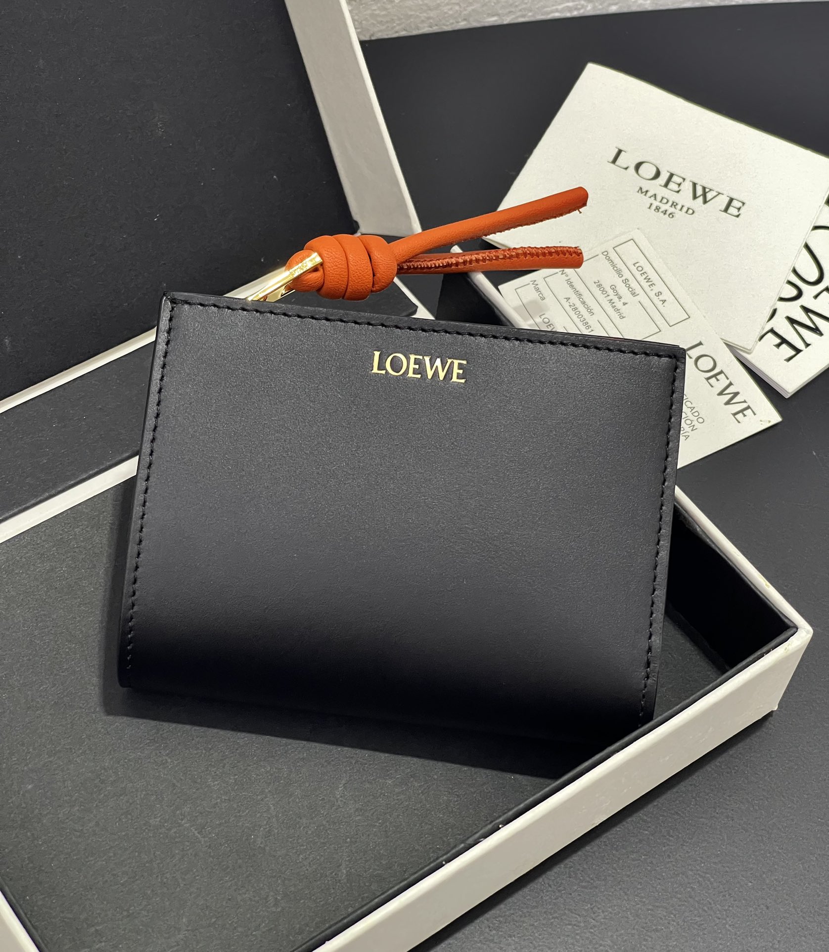 NO:718244,Glossy nappa cowhide knotted buckle wallet, sheepskin lining, color-blocked knotted pull tab, six card slots and zipper compartment. Style number size 11.58.53, Loewe wallet, loewe, wallets, cowhide, sheepskin19860909亮面纳帕牛皮绳结对扣钱包 内里绵羊皮、拼色绳结拉牌 六个卡位和拉链隔层. 款号 尺寸11.58.53,罗意威钱包,loewe,wallets,cowhide,sheepskin,欧美剧