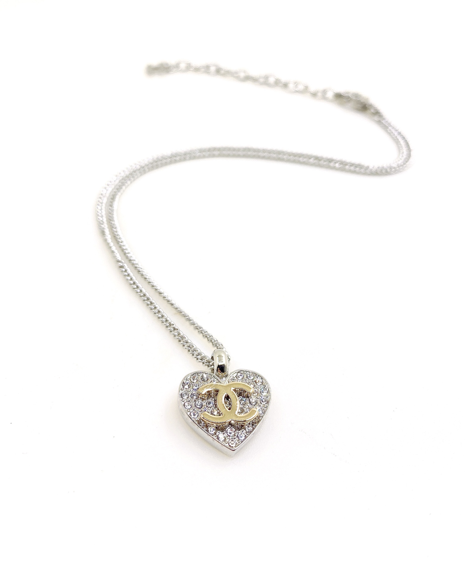 Collar de corazón de platino lleno de diamantes nuevo 🆕🆕 de ch*nel, material de latón ZP consistente