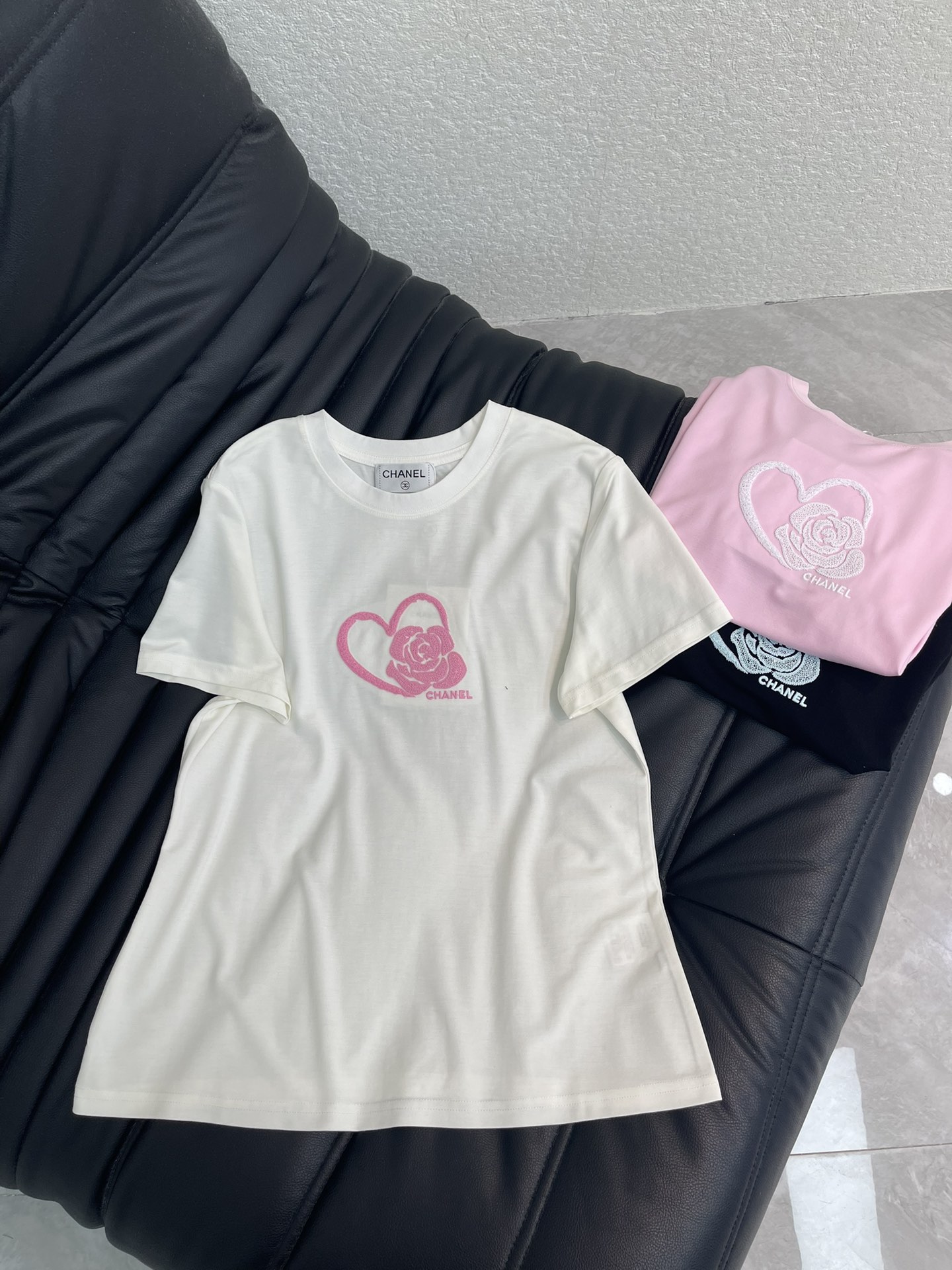 NO:736756,Chane*26 new spring and summer new love camellia three-dimensional embroidered letter short-sleeved T-shirt. Made of mercerized cotton fabric with soft and delicate texture, simple and versatile, and age-reducing temperament!  The fit is slim and the effect is comfortable and beautiful!  Very suitable for summer wear. S-XXL,,chanel,T-shirt,tees,t-shirt,19860909Chane*26春夏新款爱心山茶花立体刺绣字母短袖T恤.采用丝光棉面料质感柔软细腻,简约百搭,减龄气质！版型修身上身效果舒适好看！非常适合夏日穿着.S-XXL,,chanel,T-shirt,tees，t-shirt,,Women's clothing