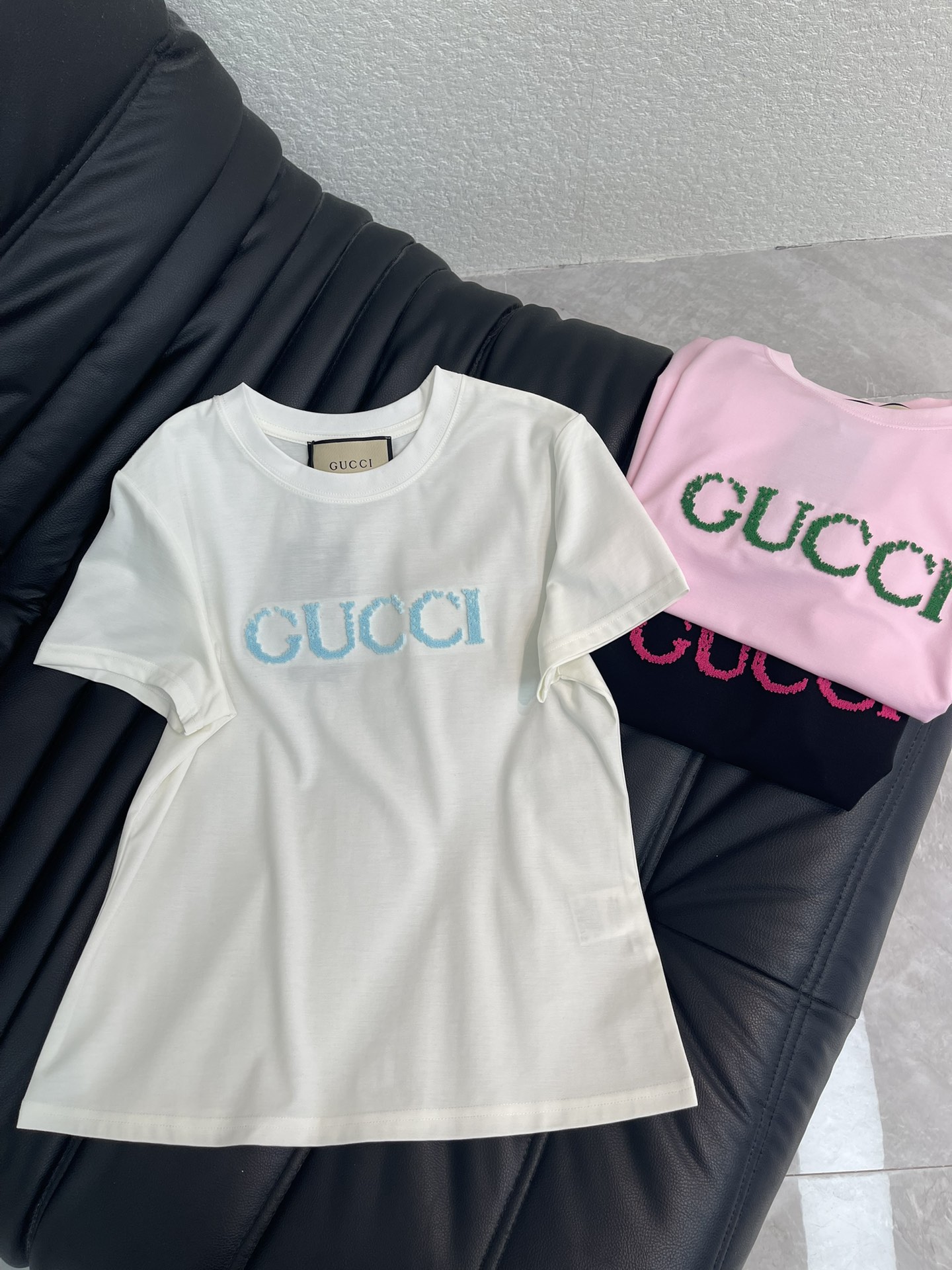 NO:736751,Gucc*26 new spring and summer new toothbrush embroidered three-dimensional letter short-sleeved T-shirt. It is made of mercerized cotton fabric with soft and delicate texture, simple and versatile, and has an age-reducing temperament!  The fit is slim and the effect is comfortable and beautiful!  Very suitable for summer wear.S-XXL,,gucci,T-shirt,tees,t-shirt,19860909Gucc*26春夏新款牙刷绣立体字母短袖T恤.采用丝光棉面料质感柔软细腻,简约百搭,减龄气质！版型修身上身效果舒适好看！非常适合夏日穿着.S-XXL,,gucci,T-shirt,tees，t-shirt,,Women's clothing