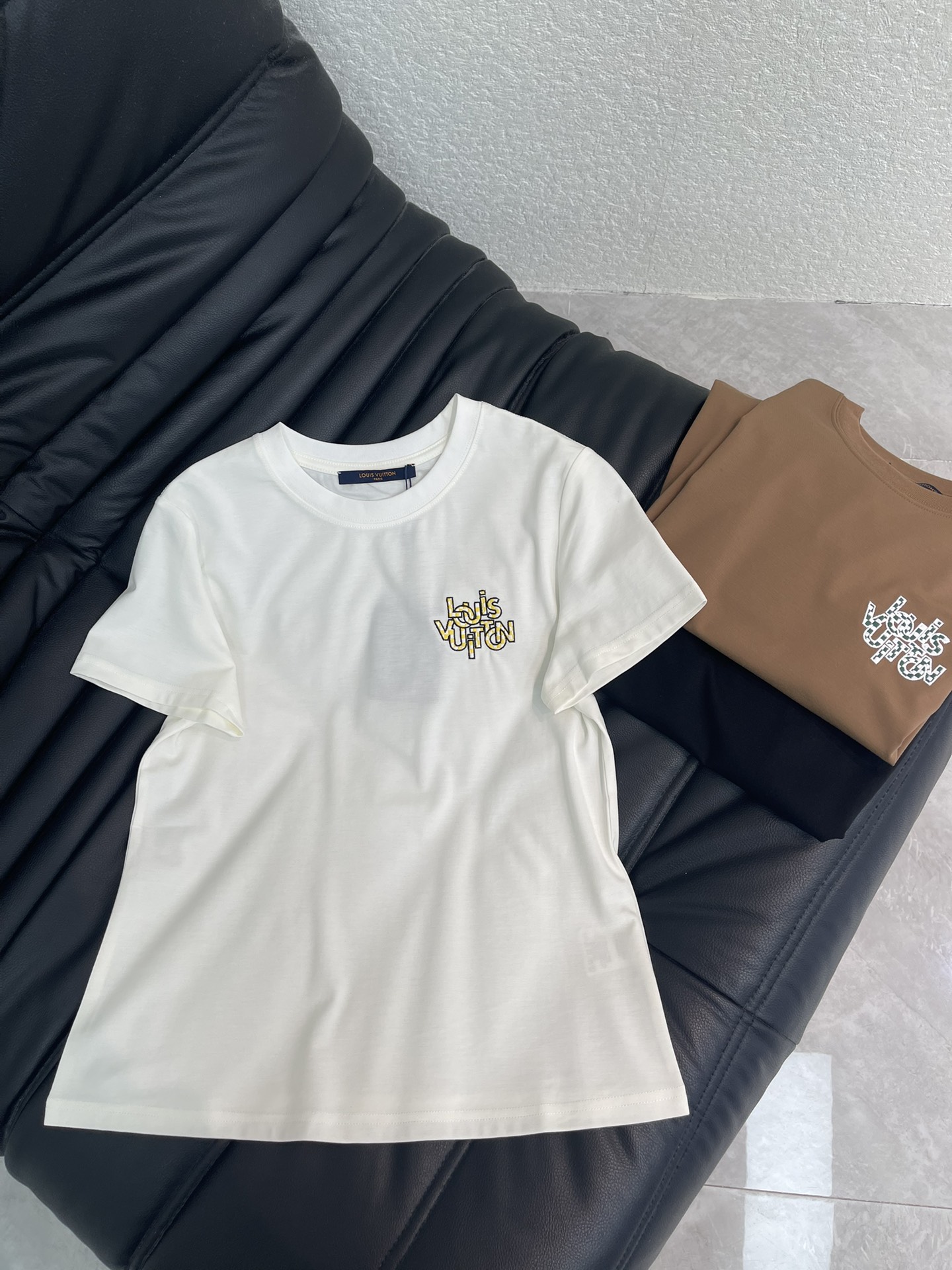 NO:736791,LouisVuitto*26 new spring and summer checkerboard three-dimensional embroidered letter short-sleeved T-shirt. Made of mercerized cotton fabric, the texture is soft and delicate, simple and versatile, and has an age-reducing temperament!  The fit is slim and the effect is comfortable and beautiful!  Very suitable for summer wear.S-XXL,,louis vuitton,T-shirt,tees,t-shirt,19860909LouisVuitto*26春夏新款棋盘格立体刺绣字母短袖T恤.采用丝光棉面料质感柔软细腻,简约百搭,减龄气质！版型修身上身效果舒适好看！非常适合夏日穿着.S-XXL,,louis vuitton,T-shirt,tees，t-shirt,,Women's clothing