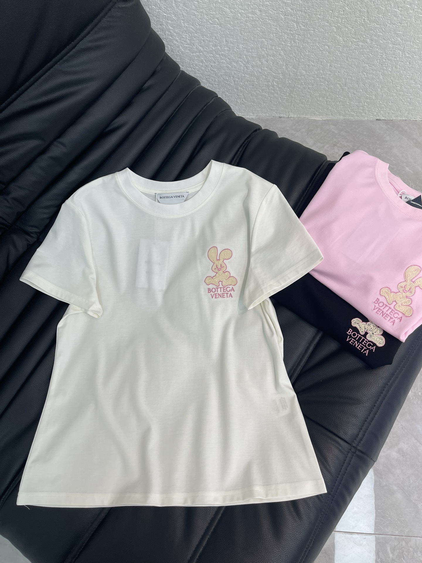 NO:736787,BV*26 new spring and summer pink rabbit three-dimensional embroidered letter short-sleeved T-shirt. Made of mercerized cotton fabric with soft and delicate texture, simple and versatile, and age-reducing temperament!  The fit is slim and the effect is comfortable and beautiful!  Very suitable for summer wear. S-XXL,,bottega veneta,T-shirt,tees,t-shirt,19860909BV*26春夏新款粉色兔子立体刺绣字母短袖T恤.采用丝光棉面料质感柔软细腻,简约百搭,减龄气质！版型修身上身效果舒适好看！非常适合夏日穿着.S-XXL,,bottega veneta,T-shirt,tees，t-shirt,,Women's clothing