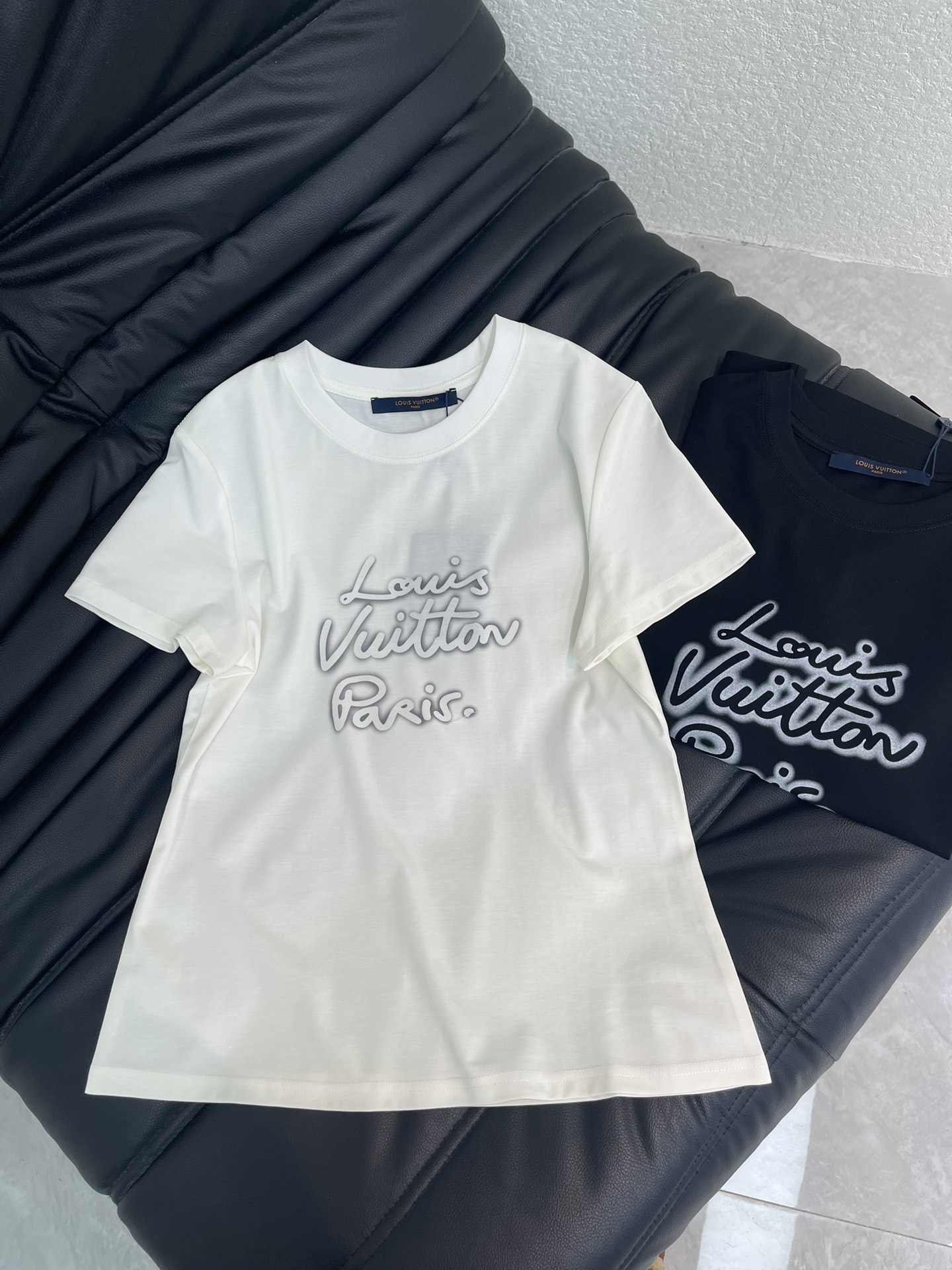 NO:736779,Louis Vuitto*26 new spring and summer short-sleeved T-shirt depicting letters. It is made of mercerized cotton fabric with soft and delicate texture, simple and versatile, and has an age-reducing temperament!  The fit is slim and the effect is comfortable and beautiful!  Very suitable for summer wear.S-XXL,,louis vuitton,T-shirt,tees,t-shirt,19860909Louis Vuitto*26春夏新款描绘字母短袖T恤.采用丝光棉面料质感柔软细腻,简约百搭,减龄气质！版型修身上身效果舒适好看！非常适合夏日穿着.S-XXL,,louis vuitton,T-shirt,tees，t-shirt,,Women's clothing