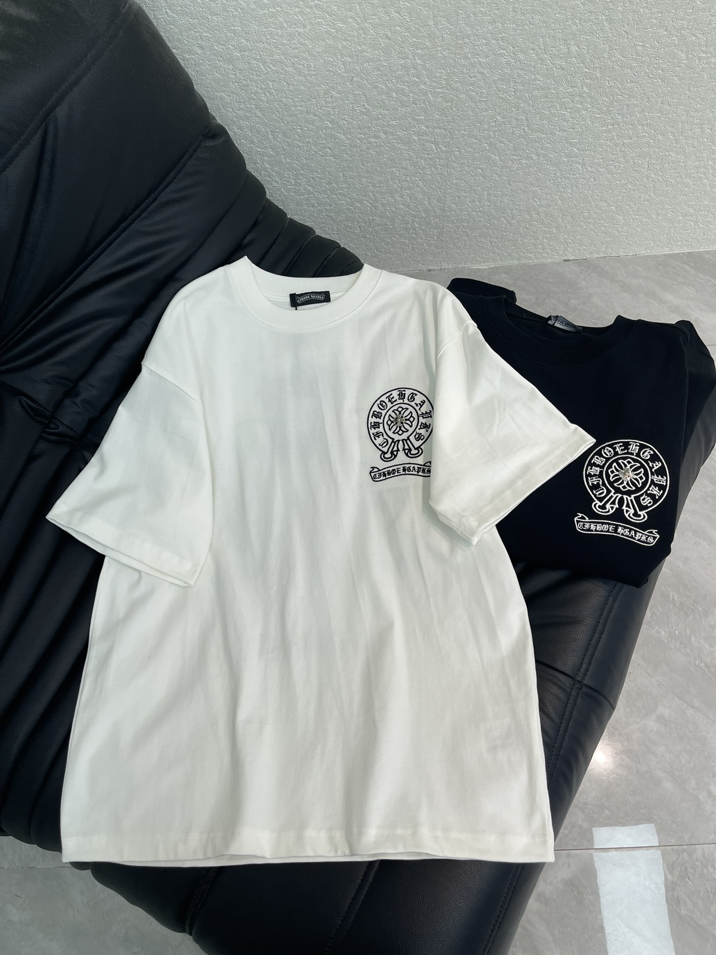 NO:736794,Chrome heart* Chrome heart 26 new horseshoe Sanskrit embroidered short-sleeved T-shirt. Pure cotton fabric!  The Sanskrit 33 embroidery pattern on the chest and back shows off the cool and handsome street trend!  The upper body turns into a killer from behind in one second!  Show off your spontaneity and exude a lively and youthful atmosphere!  Extreme wandering and free travel with concave shape. No one is more handsome than you!  It’s a very fashionable style that can be worn casually. It’s guaranteed to have a 100% chance of returning your attention when you go out on the street!  Same style for men and women!  S-XL,,chrome hearts,chrome hearts,T-shirt,tees,t-shirt,19860909Chrome heart*克罗心26新款马蹄梵文刺绣短袖T恤.纯棉面料！胸前和背后梵文33刺绣图案好尽显酷炫帅气的街头潮流！上身一秒变背影杀手！展现随性不羁的同时洋溢活泼青春的气息！极度的徜徉与自由出行凹造型 没人比你更帅气！随意搭配就很潮的一款,出街保证你回头率百分百哦！ 男女同款！S-XL,,chrome hearts,chrome hearts,T-shirt,tees，t-shirt,,Women's clothing