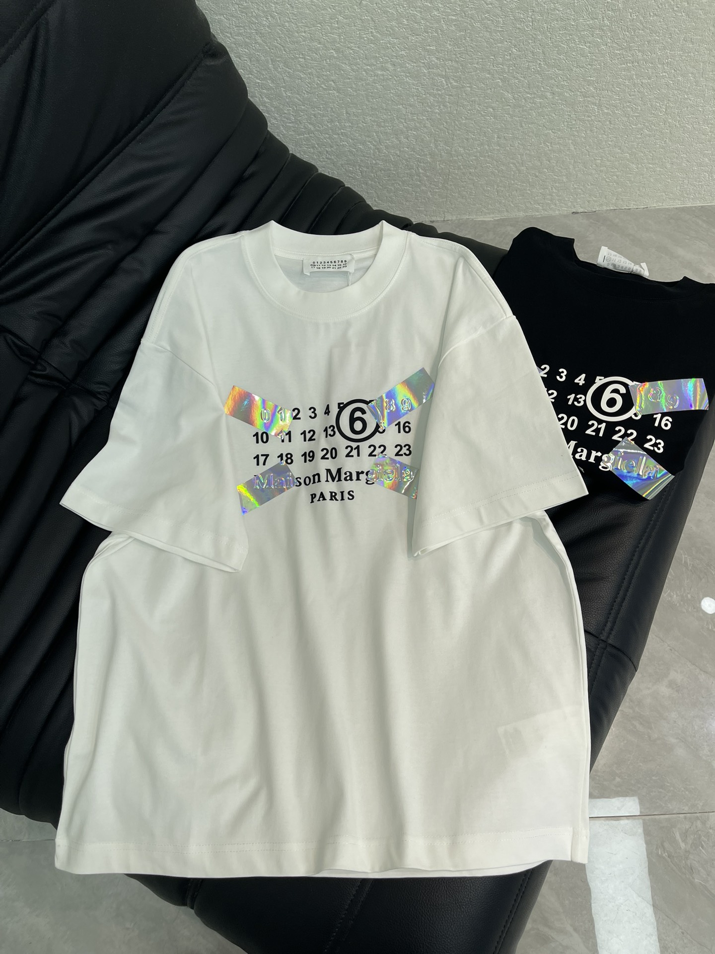 NO:736771,Maison Margeil* Maison Margeil* Maison Margiela 26 new style MM6 personalized avant-garde item round neck short-sleeved T-shirt, using magic color changing technology, fashionable and advanced double yarn worsted cotton fabric, loose oversize version, same style for men and women, exquisite and versatile. S-XL, masion margiela, masion margiela, versace, T-shirt, tees, t-shirt,19860909Maison Margeil*马吉拉26新款MM6个性前卫单品圆领短袖T恤,采用幻彩变色工艺,时尚又高级双纱精纺全棉面料,宽松oversize版型,男女同款,精致百搭.S-XL,,masion margiela,masion margiela,versace,T-shirt,tees，t-shirt,,Women's clothing