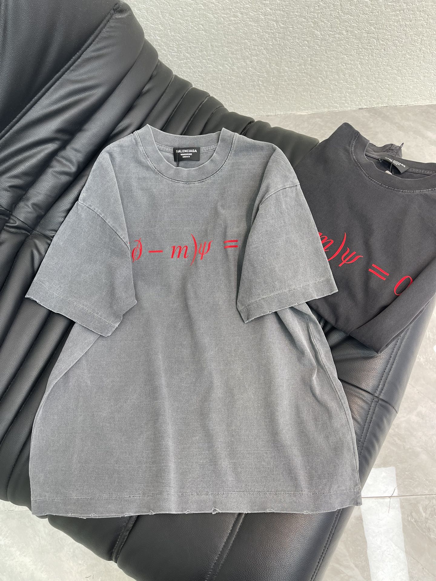 NO:736786,Balenciag*26 new red printed letter short-sleeved T-shirt. Pure cotton washed and distressed. The washed fabric is not limited to basic colors, but also has rich distressed effects to meet the needs of different styles. The fabric is breathable and comfortable, and the design is unique. It integrates the brand’s fashion elements and makes people feel a unique artistic charm and cultural heritage. This T-shirt can make you the focus, easily control various styles, and show your personal charm. os large version, the same style for men and women!  S-XL,,balenciaga,T-shirt,tees,t-shirt,19860909Balenciag*26新款红色印花字母短袖T恤.纯棉水洗做旧工艺, 水洗面料不仅限于基础色彩,更有丰富的 做旧效果,满足不同风格需求.面料透气舒适,设计独特,融合了品牌的时尚元素,让人感受到一种独特的艺术魅力与文化底蕴.这款t恤都能让你成为焦点,轻松驾驭各种风格,展现个性魅力.os大版型,男女同款！S-XL,,balenciaga,T-shirt,tees，t-shirt,,Women's clothing