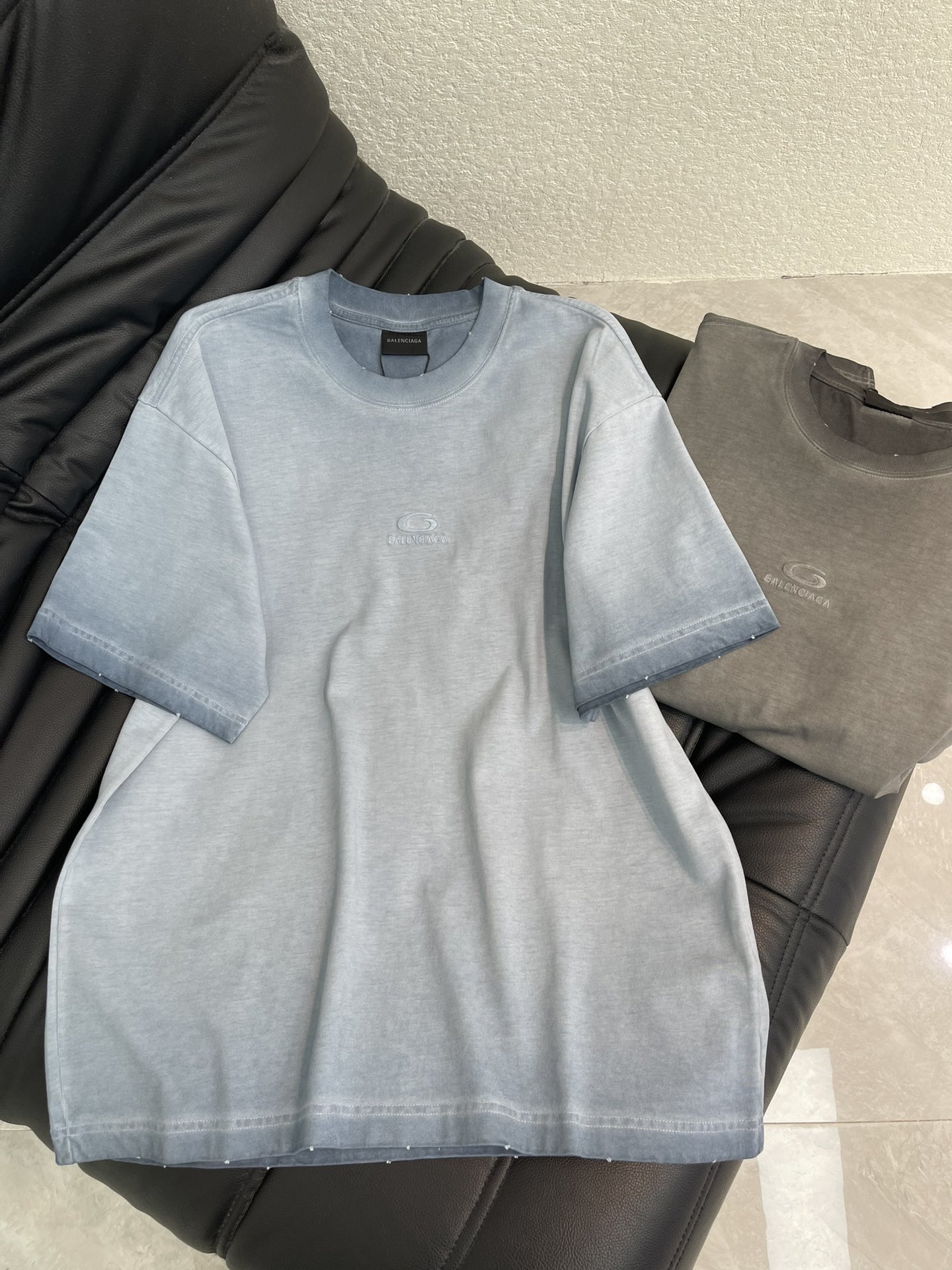 NO:736782,Balenciag*26 new short-sleeved T-shirt with appliqué embroidered letters. Pure cotton washed and distressed. The washed fabric is not only limited to basic colors, but also has rich distressed effects to meet the needs of different styles. The fabric is breathable and comfortable, and the design is unique. It integrates the brand's fashion elements, making people feel a unique artistic charm and cultural heritage. This T-shirt can make you the focus, easily control various styles, and show your personal charm. os large version, the same style for men and women!  S-XL A,,balenciaga,T-shirt,tees,t-shirt,19860909Balenciag*26新款贴布绣字母短袖T恤.纯棉水洗做旧工艺, 水洗面料不仅限于基础色彩,更有丰富的 做旧效果,满足不同风格需求.面料透气舒适,设计独特,融合了品牌的时尚元素,让人感受到一种独特的艺术魅力与文化底蕴.这款t恤都能让你成为焦点,轻松驾驭各种风格,展现个性魅力.os大版型,男女同款！S-XL A,,balenciaga,T-shirt,tees，t-shirt,,Women's clothing