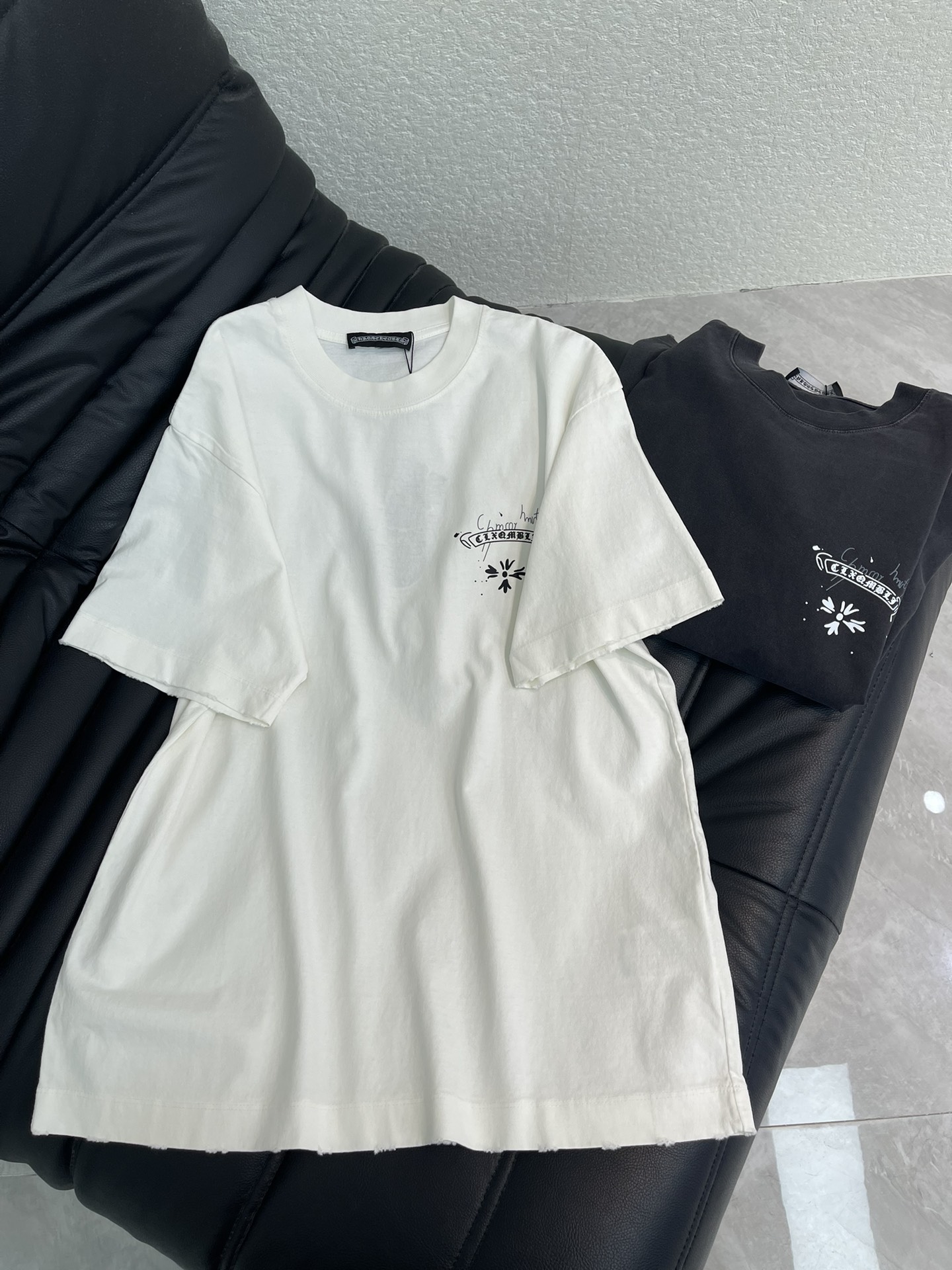 NO:736778,Chrome heart* Chrome heart 26 new horseshoe Sanskrit splash-ink printed short-sleeved T-shirt. Pure cotton washed fabric, cuffs and hem frayed raw edge design! The printed patterns on the chest and back show the cool and handsome street trend!  The upper body turns into a killer from behind in one second!  Show off your spontaneity and exude a lively and youthful atmosphere!  Extreme wandering and free travel with concave shape. No one is more handsome than you!  It’s a very fashionable style that can be worn casually. It’s guaranteed to have a 100% chance of returning your attention when you go out on the street!  Same style for men and women!  S-XL,,chrome hearts,chrome hearts,T-shirt,tees,t-shirt,19860909Chrome heart*克罗心26新款马蹄梵文泼墨印花短袖T恤.纯棉水洗面料,袖口,下摆磨破毛边设计! 胸前和背后印花图案好尽显酷炫帅气的街头潮流！上身一秒变背影杀手！展现随性不羁的同时洋溢活泼青春的气息！极度的徜徉与自由出行凹造型 没人比你更帅气！随意搭配就很潮的一款,出街保证你回头率百分百哦！ 男女同款！S-XL,,chrome hearts,chrome hearts,T-shirt,tees，t-shirt,,Women's clothing