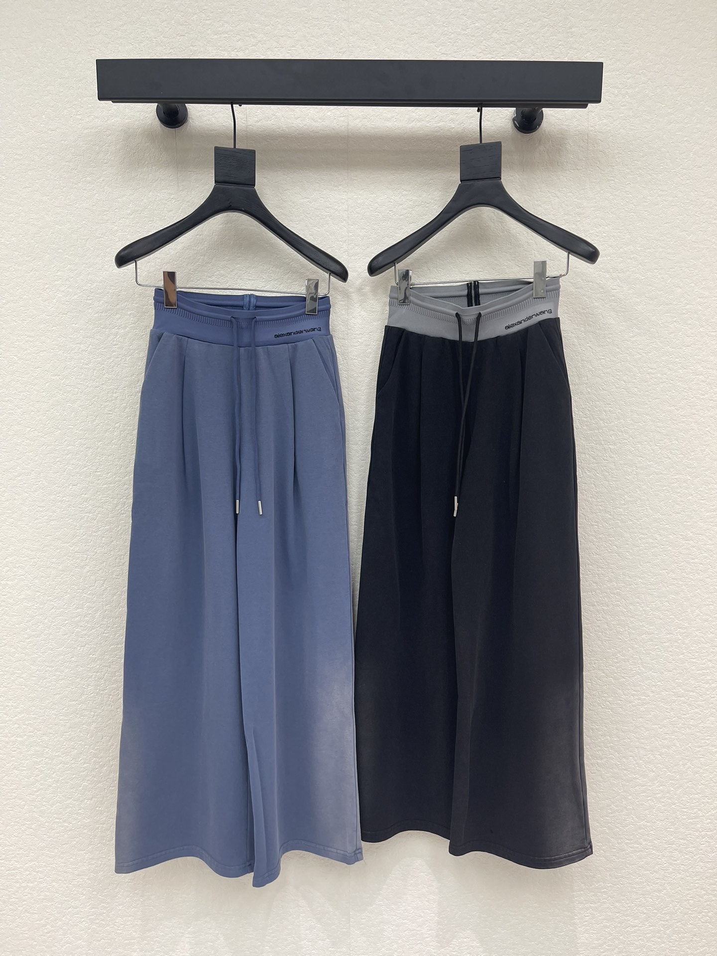 NO:737690,Alexandre* Wang26 new drawstring spliced ​​waistband hot-drilled casual trousers, a versatile trousers with a great sense of design, long-leg harvest, high-definition fabric, just the right drape, showing off the long legs, high-end production, classic tailoring, visually slimming and long legs, elongating body proportions, covering the flesh and making you slim!  The timeless classic is absolutely not to be missed. It looks fashionable with any style. It is highly practical and comfortable. SML,,19860909Alexande* Wang26新款抽绳拼接腰头烫钻休闲裤 极具设计感的一款百搭长裤 大长腿收割 高定面料 垂感度刚好 秀出大长腿 高端出品 经典剪裁视觉显瘦显腿长 拉长身材比例 实力遮肉显瘦！ 永恒经典是绝对不可错过的 搭配任何风格都是大写的时髦 实穿度极高 舒适度满分 SML,,,Women's clothing