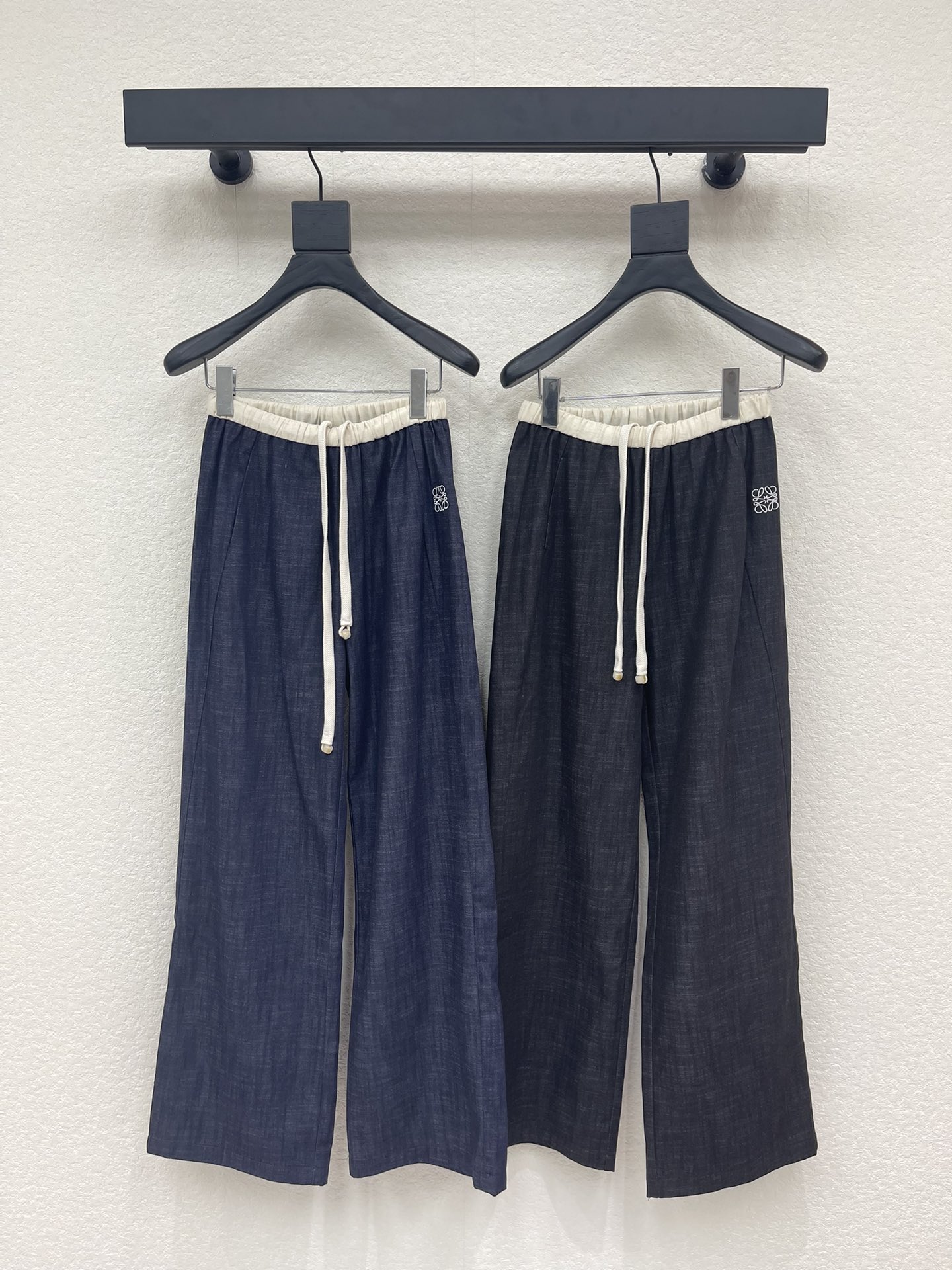 NO:737671,Loew*26 new drawstring spliced ​​waistband casual trousers. A versatile trousers with a great sense of design. Long-leg harvest. High-definition fabric. The drape is just right. Show off the long legs. High-end production. Classic tailoring. Visually slimming and long legs. Elongate body proportions. Strength to cover the flesh and make you slim!  The timeless classic is absolutely not to be missed. It looks fashionable with any style. It is highly practical and comfortable. SML,,loewe,19860909Loew*26新款抽绳拼接腰头休闲裤 极具设计感的一款百搭长裤 大长腿收割 高定面料 垂感度刚好 秀出大长腿 高端出品 经典剪裁视觉显瘦显腿长 拉长身材比例 实力遮肉显瘦！ 永恒经典是绝对不可错过的 搭配任何风格都是大写的时髦 实穿度极高 舒适度满分 SML,,loewe,,Women's clothing