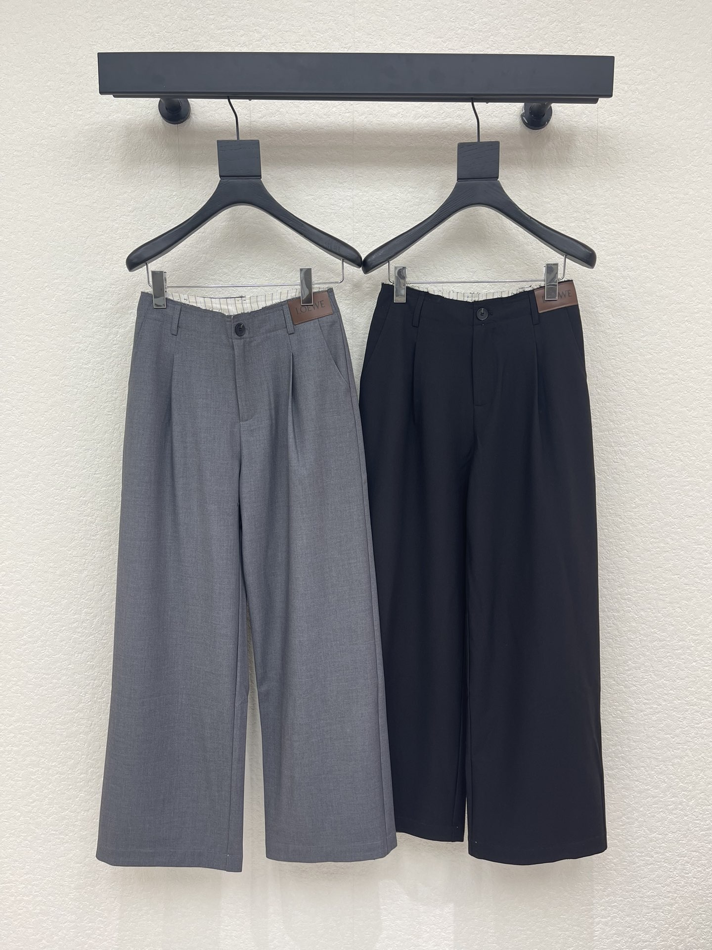 NO:737670,Loew*26 new leather label trousers and casual trousers. A versatile trousers with a great sense of design. Long-leg harvest. High-definition fabric. The drape is just right. Show off the long legs. High-end production. Classic tailoring. Visually slimming and long legs. Elongate body proportions. The strength covers the flesh and makes you slim!  The timeless classic is absolutely not to be missed. It looks fashionable with any style. It is highly practical and comfortable. SML,,loewe,19860909Loew*26新款皮标西裤休闲裤 极具设计感的一款百搭长裤 大长腿收割 高定面料 垂感度刚好 秀出大长腿 高端出品 经典剪裁视觉显瘦显腿长 拉长身材比例 实力遮肉显瘦！ 永恒经典是绝对不可错过的 搭配任何风格都是大写的时髦 实穿度极高 舒适度满分 SML,,loewe,,Women's clothing