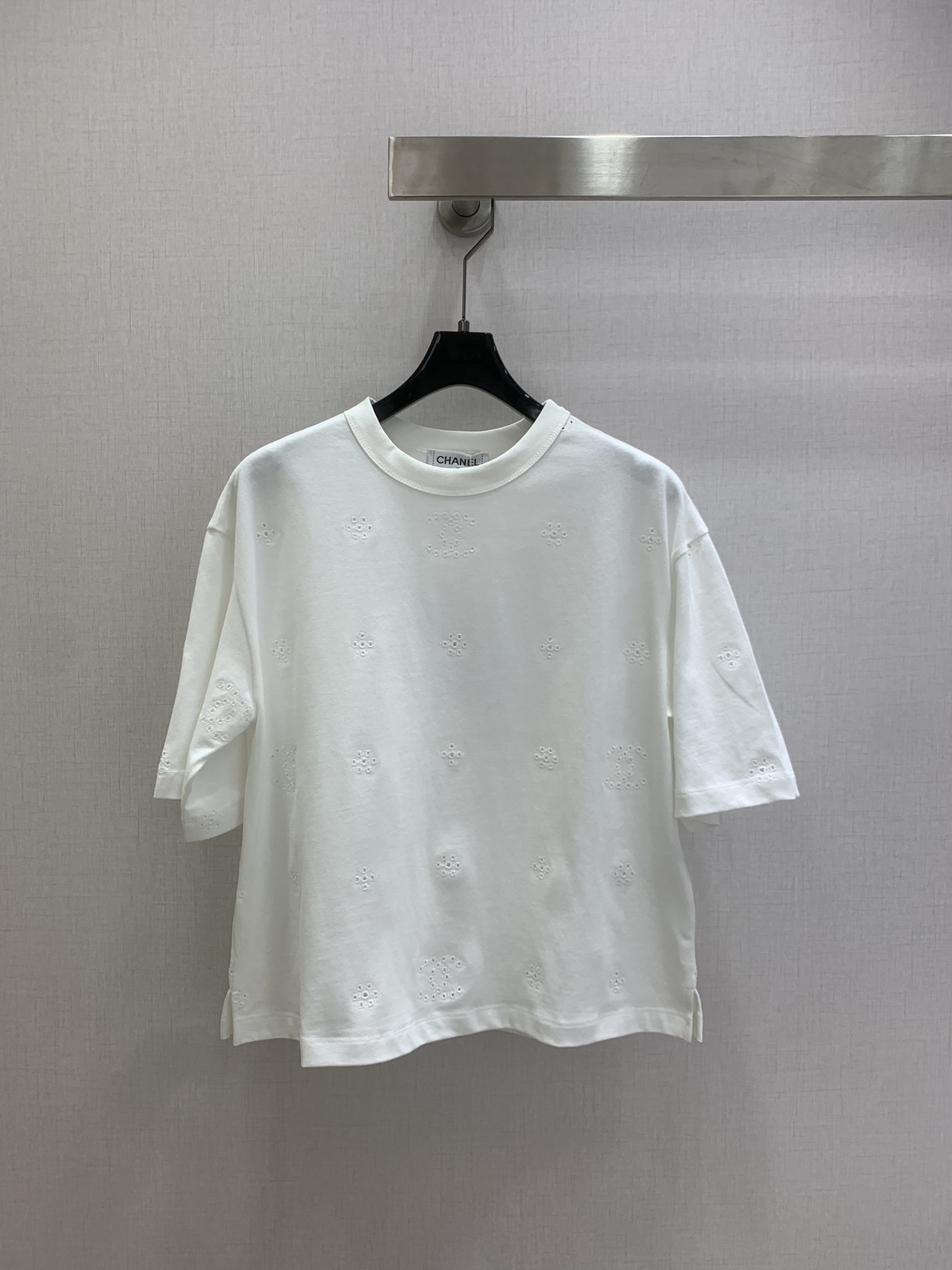 NO:736457,Highly recommended 26 early spring new short-sleeved T-shirt with hollow embroidery, heavy cotton material, soft and skin-friendly, perfect drape, super comfortable to wear in summer!  Solid color base + exquisite hollow flower embroidery, full of details, double C logo is low-key and recognizable, loose and short version, highly tolerant, it is OK to match with jeans or casual pants for daily use, easy to get French elegance ~ three colors SML code, high quality ABC, jeans, T-shirt, tees, t-shirt,19860909强烈推荐 26早春新款 短款镂空刺绣短袖T恤,重磅棉料,柔软亲肤,垂坠感满分,夏天穿超舒服！纯色基底+精致镂空花朵刺绣,细节感拉满,双C标志低调又有辨识度宽松短款版型,包容性强,日常搭配牛仔裤或休闲裤都很OK,轻松get法式优雅风～三个色 SML码 高品质ABC,,jeans,T-shirt,tees，t-shirt,,Women's clothing